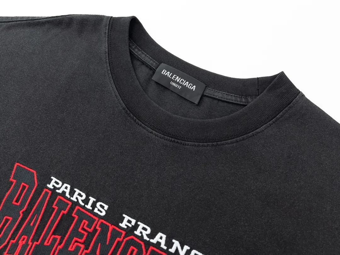 🅿️186 Detailed picture [Top version. Official website quality] BALENCI*GA/Paris #BB letters classic LOGO embroidery washed and distressed short-sleeved T-shirt #brick cabinet synchronization. The fabric is made of Paris ZP custom-woven and dyed cotton double yarn. Weighing 260 grams, the cloth surface is clean. The cloth pattern is clear, soft and comfortable. The color fastness is good. It is not easy to change color. The threads are dyed with no color difference. The classic LOGO letter embroidery uses imported embroidery machines, and the embroidery thread uses imported matte light, which is soft to the touch, does not pierce the flesh, and the letters are three-dimensional and full. It is produced in Jubie market based on pictures. Comparisons welcome. The finished product is washed and aged. The letters are clear. The three-dimensional effect is strong. The version adopts the OS loose shoulder design. The same style for men and women. Coding: BL223062 Color: washed black, brown Size: XS to L