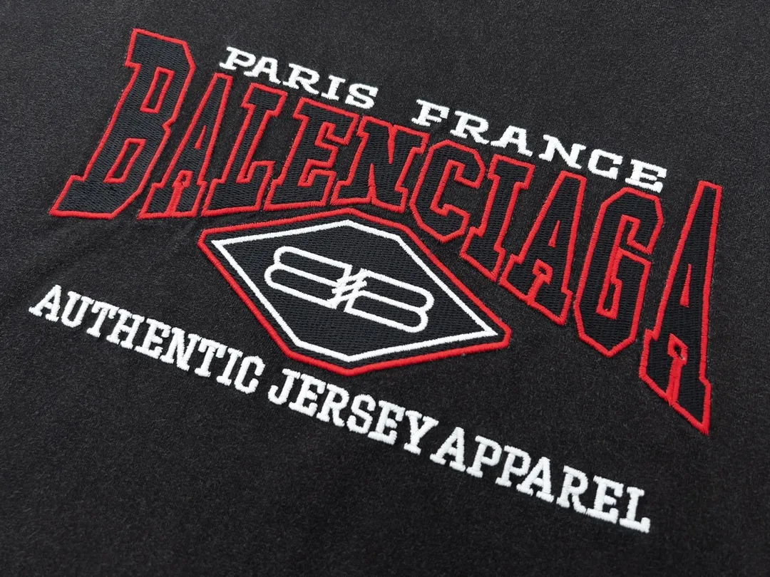 🅿️186 Detailed picture [Top version. Official website quality] BALENCI*GA/Paris #BB letters classic LOGO embroidery washed and distressed short-sleeved T-shirt #brick cabinet synchronization. The fabric is made of Paris ZP custom-woven and dyed cotton double yarn. Weighing 260 grams, the cloth surface is clean. The cloth pattern is clear, soft and comfortable. The color fastness is good. It is not easy to change color. The threads are dyed with no color difference. The classic LOGO letter embroidery uses imported embroidery machines, and the embroidery thread uses imported matte light, which is soft to the touch, does not pierce the flesh, and the letters are three-dimensional and full. It is produced in Jubie market based on pictures. Comparisons welcome. The finished product is washed and aged. The letters are clear. The three-dimensional effect is strong. The version adopts the OS loose shoulder design. The same style for men and women. Coding: BL223062 Color: washed black, brown Size: XS to L