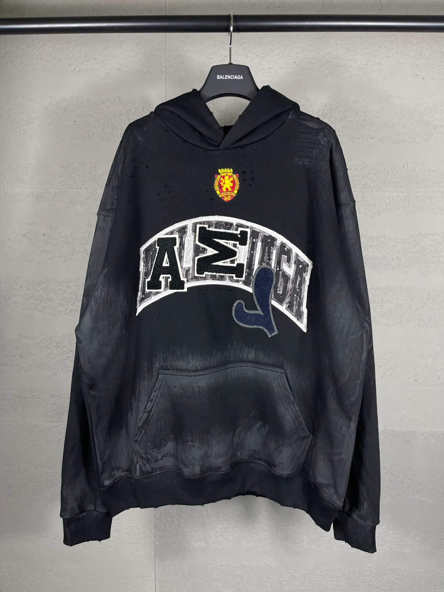 🅿️420 real photos [Top version. Official website quality] BALENCI*GA/Paris co-branded Manchester United. 24 latest. Washed. Distressed. Worn. Inkjet-painted. Short-sleeved T-shirt # Embroidered seal. Heavy tattered. Top-notch board. Overweight craftsmanship. Welcome to compare. The fabric is made of Paris ZP custom-woven and dyed cotton t-shirt. The weight is 450 grams. The cloth surface is clean. The cloth pattern is clear, soft and comfortable. The threads are dyed with no color difference. The front pattern embroidery is made with imported machine embroidery. The color of the chapter mark is the same. The embroidery and border are embroidered. The chapter mark is worn and distressed to match the brick cabinet. Ready-made clothes are washed and distressed. Painted with graffiti. The entire piece of clothing is restored with overweight craftsmanship. Jubie market produces pictures based on pictures. Welcome to compare. The version adopts OS loose shoulder design. Same style for men and women. Code: BL238061 Color: black, beige size: XS S M L