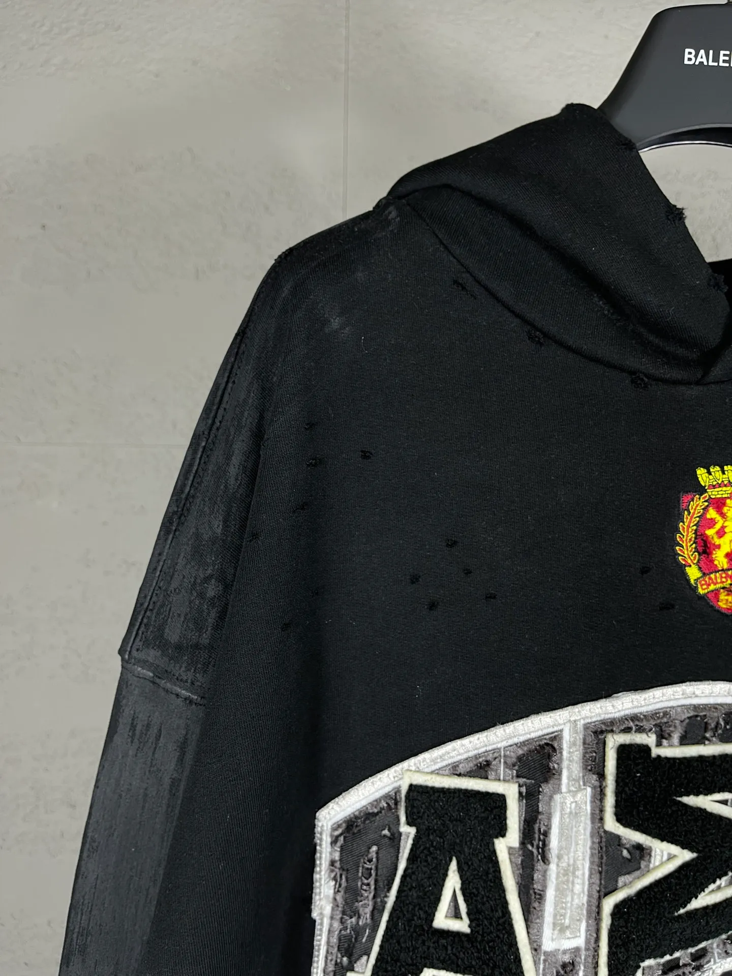 🅿️420 real photos [Top version. Official website quality] BALENCI*GA/Paris co-branded Manchester United. 24 latest. Washed. Distressed. Worn. Inkjet-painted. Short-sleeved T-shirt # Embroidered seal. Heavy tattered. Top-notch board. Overweight craftsmanship. Welcome to compare. The fabric is made of Paris ZP custom-woven and dyed cotton t-shirt. The weight is 450 grams. The cloth surface is clean. The cloth pattern is clear, soft and comfortable. The threads are dyed with no color difference. The front pattern embroidery is made with imported machine embroidery. The color of the chapter mark is the same. The embroidery and border are embroidered. The chapter mark is worn and distressed to match the brick cabinet. Ready-made clothes are washed and distressed. Painted with graffiti. The entire piece of clothing is restored with overweight craftsmanship. Jubie market produces pictures based on pictures. Welcome to compare. The version adopts OS loose shoulder design. Same style for men and women. Code: BL238061 Color: black, beige size: XS S M L