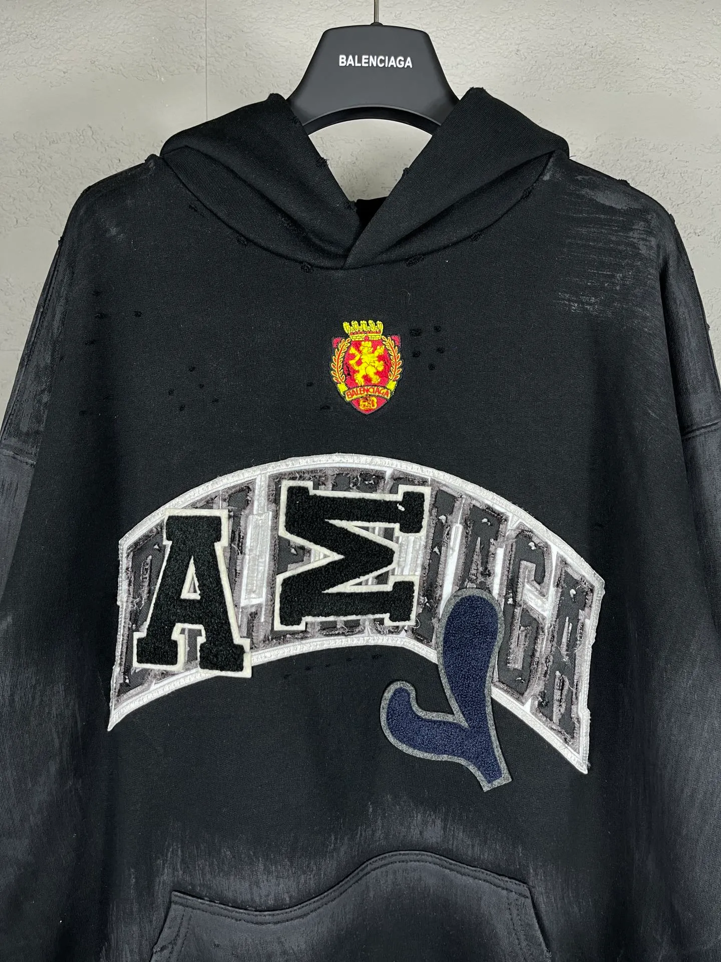 🅿️420 real photos [Top version. Official website quality] BALENCI*GA/Paris co-branded Manchester United. 24 latest. Washed. Distressed. Worn. Inkjet-painted. Short-sleeved T-shirt # Embroidered seal. Heavy tattered. Top-notch board. Overweight craftsmanship. Welcome to compare. The fabric is made of Paris ZP custom-woven and dyed cotton t-shirt. The weight is 450 grams. The cloth surface is clean. The cloth pattern is clear, soft and comfortable. The threads are dyed with no color difference. The front pattern embroidery is made with imported machine embroidery. The color of the chapter mark is the same. The embroidery and border are embroidered. The chapter mark is worn and distressed to match the brick cabinet. Ready-made clothes are washed and distressed. Painted with graffiti. The entire piece of clothing is restored with overweight craftsmanship. Jubie market produces pictures based on pictures. Welcome to compare. The version adopts OS loose shoulder design. Same style for men and women. Code: BL238061 Color: black, beige size: XS S M L