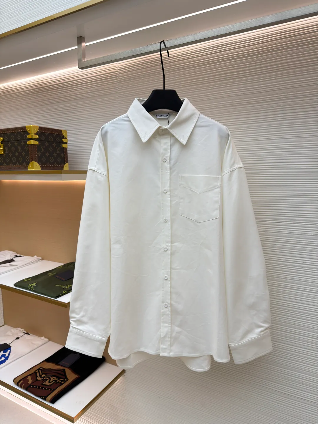 Balenciaga printed shirt jacket ●Original version: Purchased and developed for 4999 ●Item number: 1680881-B05 ●Material: thick-woven long-staple cotton fabric ●Technology: glue printing ●Version: loose version ●Weight: about 595 grams ●Size: 1-2-3 ●Description: Customized luxury double-sided thick-woven long-staple cotton. The different textures on both sides are consistent with the original version. The texture is visible to the naked eye and the upper body is three-dimensional and stylish. It is comfortable and soft to the body. The front panel is decorated with a homogeneous clean fit display and matched with the Balenciaga print embellishment on the back panel to make the stereotype of the shirt trendy and lively. It has both spontaneity and relaxation, and the sense of high-end is revealed, and fashion is born from this. The back is printed with thickened glue from an imported machine. By adjusting the thickness and formula of the glue, thickened glue printing can form a thicker printing layer on the surface of the fabric. The pattern is more vivid and three-dimensional. High-temperature printing machines are used for the ironing positions. High temperature and pressure are applied to the fabric through the synergy of the heating plate and the pressure roller to make the surface of the fabric smooth and crisp. Wear-resistant and resistant (exclusively for export assembly line shirt factories, first-line brand quality). The fabrics have been washed and have a better hand feel. It is not easy to deform and not easy to shrink. Not easy to fade and maintain long-lasting beauty. The overall wiring is straight and delicate, the fabric is comfortable and soft, and the color is consistent without color difference. It can be matched with the same style to create a fashionable look and control various occasions. Customized accessories, complete with three standards, same style for men and women!