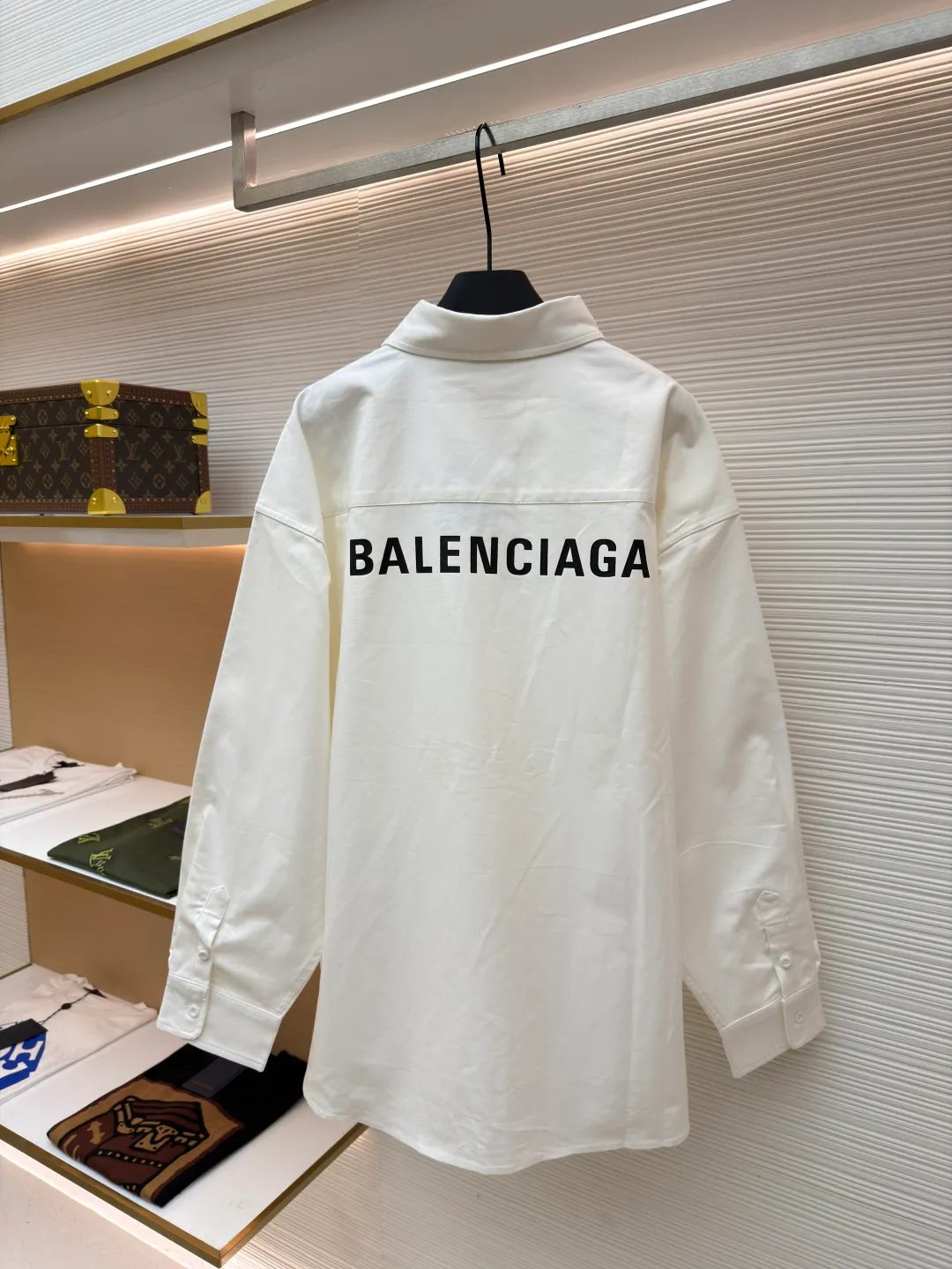 Balenciaga printed shirt jacket ●Original version: Purchased and developed for 4999 ●Item number: 1680881-B05 ●Material: thick-woven long-staple cotton fabric ●Technology: glue printing ●Version: loose version ●Weight: about 595 grams ●Size: 1-2-3 ●Description: Customized luxury double-sided thick-woven long-staple cotton. The different textures on both sides are consistent with the original version. The texture is visible to the naked eye and the upper body is three-dimensional and stylish. It is comfortable and soft to the body. The front panel is decorated with a homogeneous clean fit display and matched with the Balenciaga print embellishment on the back panel to make the stereotype of the shirt trendy and lively. It has both spontaneity and relaxation, and the sense of high-end is revealed, and fashion is born from this. The back is printed with thickened glue from an imported machine. By adjusting the thickness and formula of the glue, thickened glue printing can form a thicker printing layer on the surface of the fabric. The pattern is more vivid and three-dimensional. High-temperature printing machines are used for the ironing positions. High temperature and pressure are applied to the fabric through the synergy of the heating plate and the pressure roller to make the surface of the fabric smooth and crisp. Wear-resistant and resistant (exclusively for export assembly line shirt factories, first-line brand quality). The fabrics have been washed and have a better hand feel. It is not easy to deform and not easy to shrink. Not easy to fade and maintain long-lasting beauty. The overall wiring is straight and delicate, the fabric is comfortable and soft, and the color is consistent without color difference. It can be matched with the same style to create a fashionable look and control various occasions. Customized accessories, complete with three standards, same style for men and women!