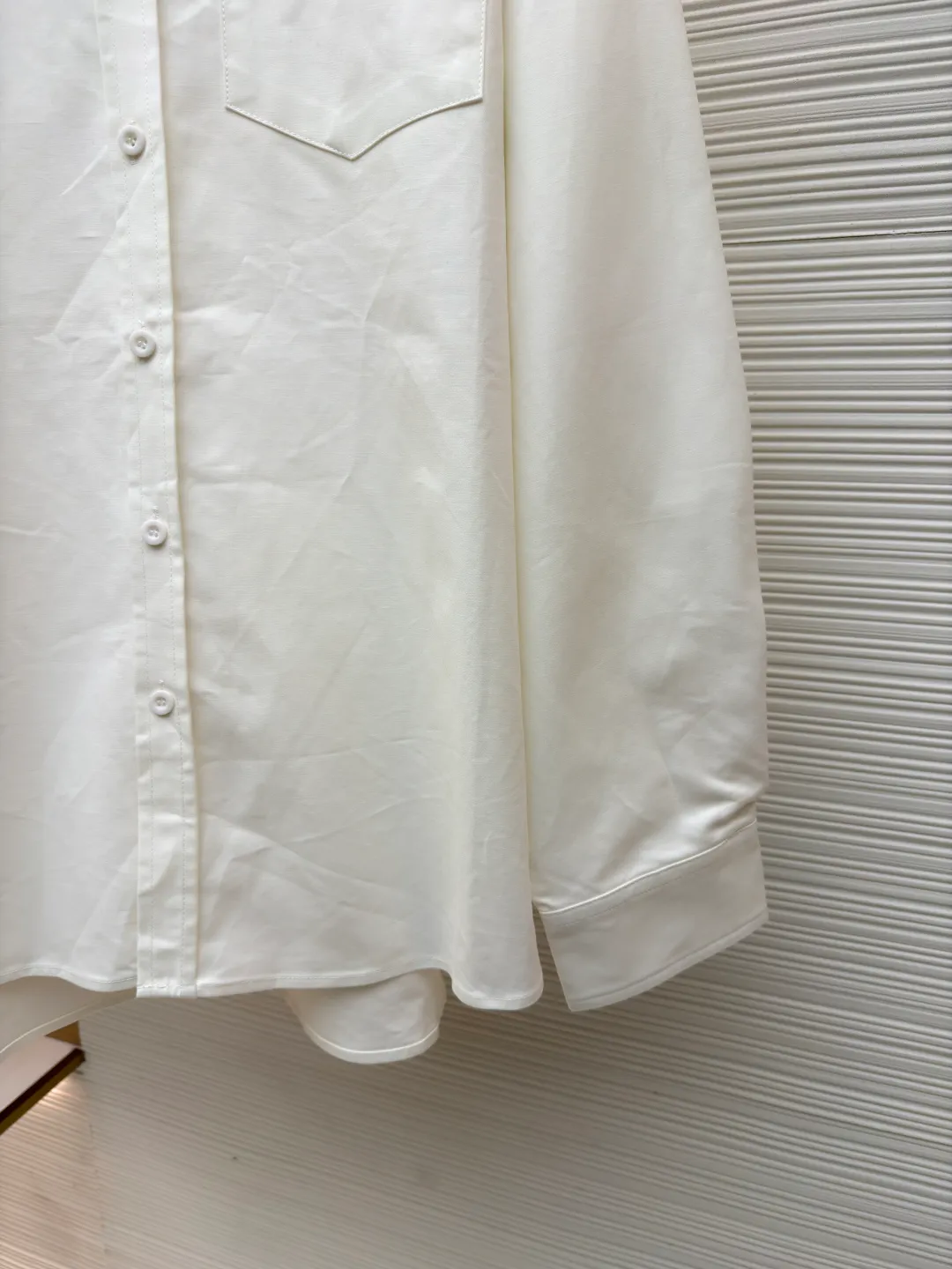 Balenciaga printed shirt jacket ●Original version: Purchased and developed for 4999 ●Item number: 1680881-B05 ●Material: thick-woven long-staple cotton fabric ●Technology: glue printing ●Version: loose version ●Weight: about 595 grams ●Size: 1-2-3 ●Description: Customized luxury double-sided thick-woven long-staple cotton. The different textures on both sides are consistent with the original version. The texture is visible to the naked eye and the upper body is three-dimensional and stylish. It is comfortable and soft to the body. The front panel is decorated with a homogeneous clean fit display and matched with the Balenciaga print embellishment on the back panel to make the stereotype of the shirt trendy and lively. It has both spontaneity and relaxation, and the sense of high-end is revealed, and fashion is born from this. The back is printed with thickened glue from an imported machine. By adjusting the thickness and formula of the glue, thickened glue printing can form a thicker printing layer on the surface of the fabric. The pattern is more vivid and three-dimensional. High-temperature printing machines are used for the ironing positions. High temperature and pressure are applied to the fabric through the synergy of the heating plate and the pressure roller to make the surface of the fabric smooth and crisp. Wear-resistant and resistant (exclusively for export assembly line shirt factories, first-line brand quality). The fabrics have been washed and have a better hand feel. It is not easy to deform and not easy to shrink. Not easy to fade and maintain long-lasting beauty. The overall wiring is straight and delicate, the fabric is comfortable and soft, and the color is consistent without color difference. It can be matched with the same style to create a fashionable look and control various occasions. Customized accessories, complete with three standards, same style for men and women!