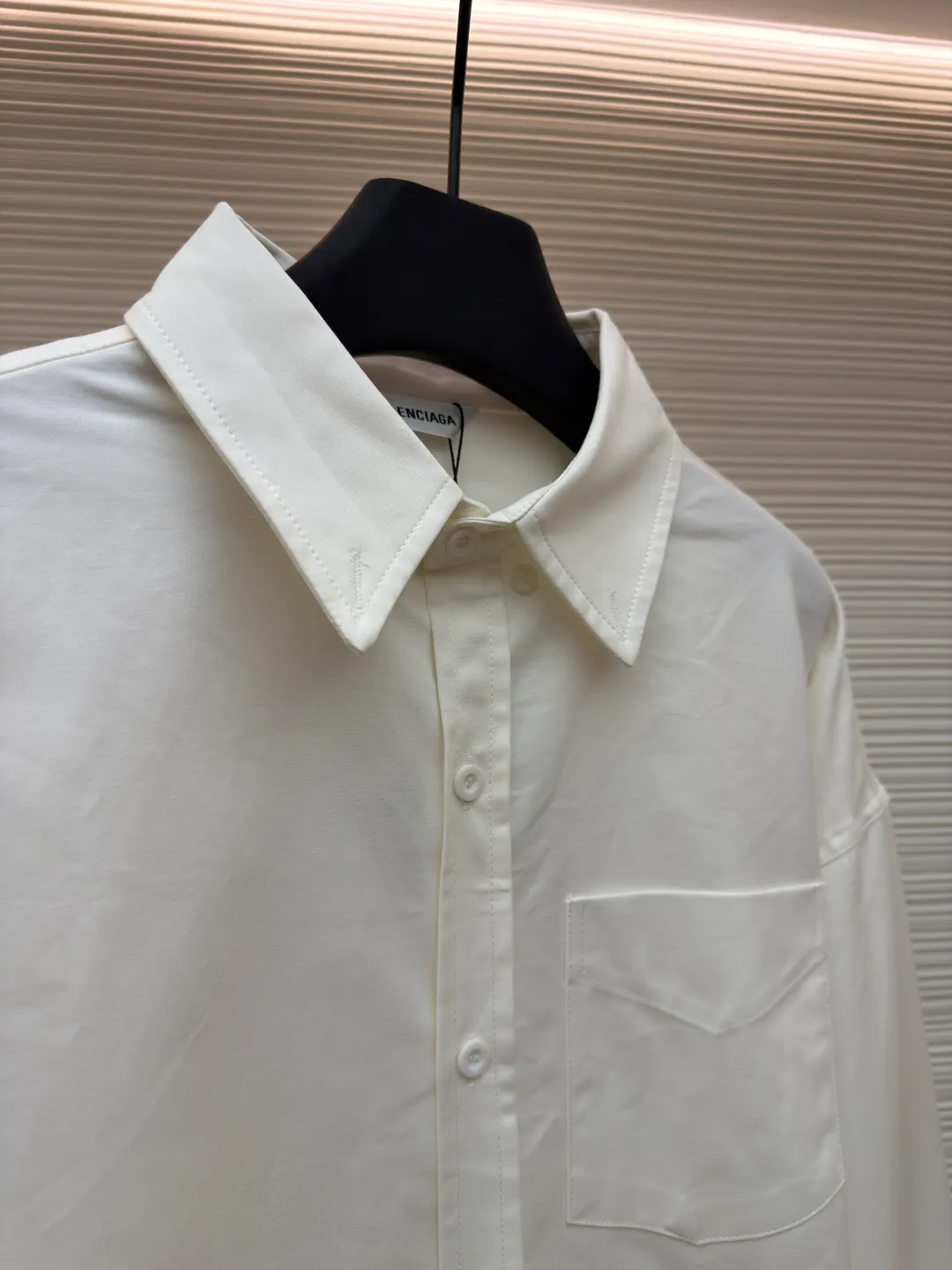 Balenciaga printed shirt jacket ●Original version: Purchased and developed for 4999 ●Item number: 1680881-B05 ●Material: thick-woven long-staple cotton fabric ●Technology: glue printing ●Version: loose version ●Weight: about 595 grams ●Size: 1-2-3 ●Description: Customized luxury double-sided thick-woven long-staple cotton. The different textures on both sides are consistent with the original version. The texture is visible to the naked eye and the upper body is three-dimensional and stylish. It is comfortable and soft to the body. The front panel is decorated with a homogeneous clean fit display and matched with the Balenciaga print embellishment on the back panel to make the stereotype of the shirt trendy and lively. It has both spontaneity and relaxation, and the sense of high-end is revealed, and fashion is born from this. The back is printed with thickened glue from an imported machine. By adjusting the thickness and formula of the glue, thickened glue printing can form a thicker printing layer on the surface of the fabric. The pattern is more vivid and three-dimensional. High-temperature printing machines are used for the ironing positions. High temperature and pressure are applied to the fabric through the synergy of the heating plate and the pressure roller to make the surface of the fabric smooth and crisp. Wear-resistant and resistant (exclusively for export assembly line shirt factories, first-line brand quality). The fabrics have been washed and have a better hand feel. It is not easy to deform and not easy to shrink. Not easy to fade and maintain long-lasting beauty. The overall wiring is straight and delicate, the fabric is comfortable and soft, and the color is consistent without color difference. It can be matched with the same style to create a fashionable look and control various occasions. Customized accessories, complete with three standards, same style for men and women!