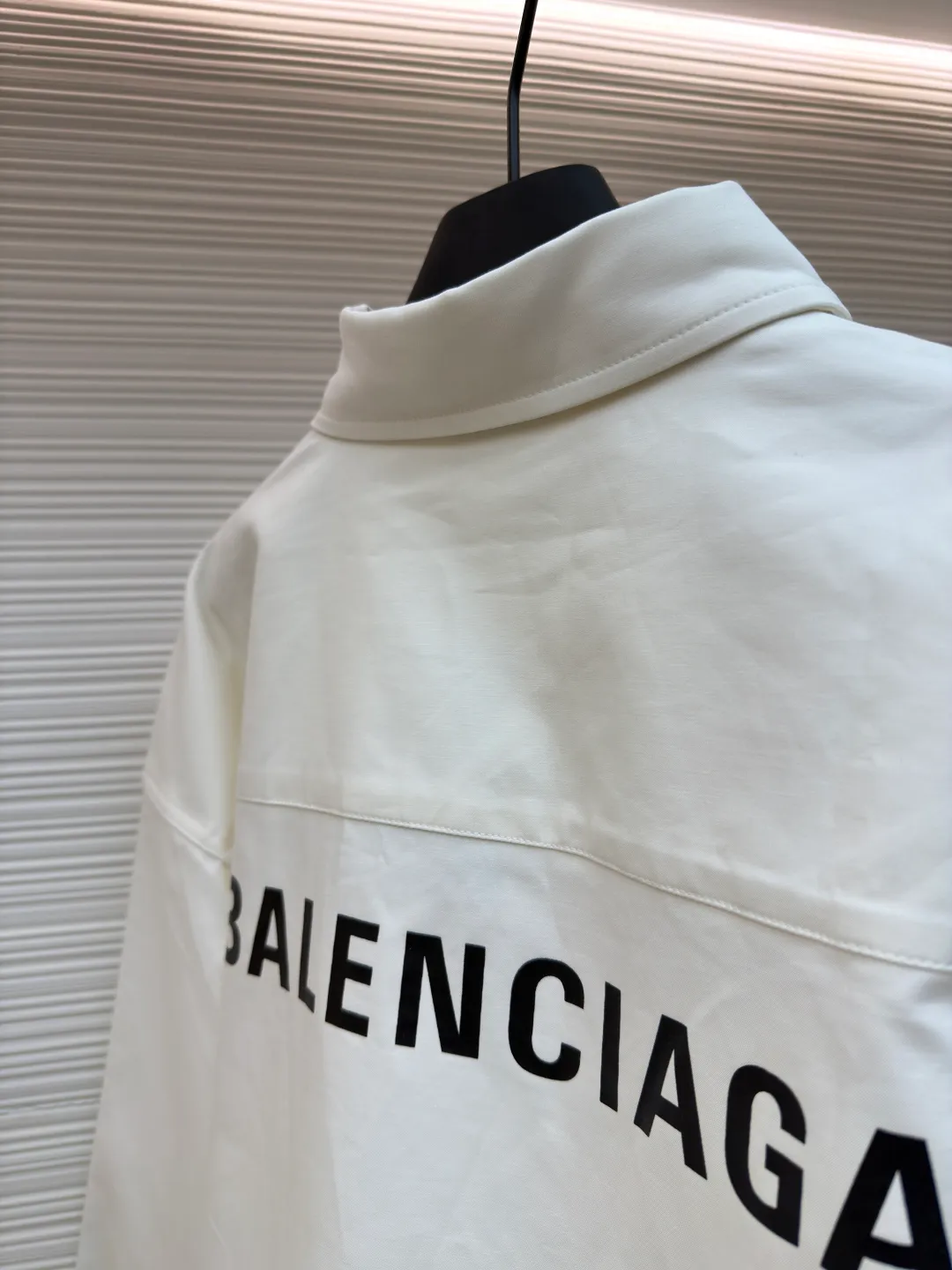 Balenciaga printed shirt jacket ●Original version: Purchased and developed for 4999 ●Item number: 1680881-B05 ●Material: thick-woven long-staple cotton fabric ●Technology: glue printing ●Version: loose version ●Weight: about 595 grams ●Size: 1-2-3 ●Description: Customized luxury double-sided thick-woven long-staple cotton. The different textures on both sides are consistent with the original version. The texture is visible to the naked eye and the upper body is three-dimensional and stylish. It is comfortable and soft to the body. The front panel is decorated with a homogeneous clean fit display and matched with the Balenciaga print embellishment on the back panel to make the stereotype of the shirt trendy and lively. It has both spontaneity and relaxation, and the sense of high-end is revealed, and fashion is born from this. The back is printed with thickened glue from an imported machine. By adjusting the thickness and formula of the glue, thickened glue printing can form a thicker printing layer on the surface of the fabric. The pattern is more vivid and three-dimensional. High-temperature printing machines are used for the ironing positions. High temperature and pressure are applied to the fabric through the synergy of the heating plate and the pressure roller to make the surface of the fabric smooth and crisp. Wear-resistant and resistant (exclusively for export assembly line shirt factories, first-line brand quality). The fabrics have been washed and have a better hand feel. It is not easy to deform and not easy to shrink. Not easy to fade and maintain long-lasting beauty. The overall wiring is straight and delicate, the fabric is comfortable and soft, and the color is consistent without color difference. It can be matched with the same style to create a fashionable look and control various occasions. Customized accessories, complete with three standards, same style for men and women!