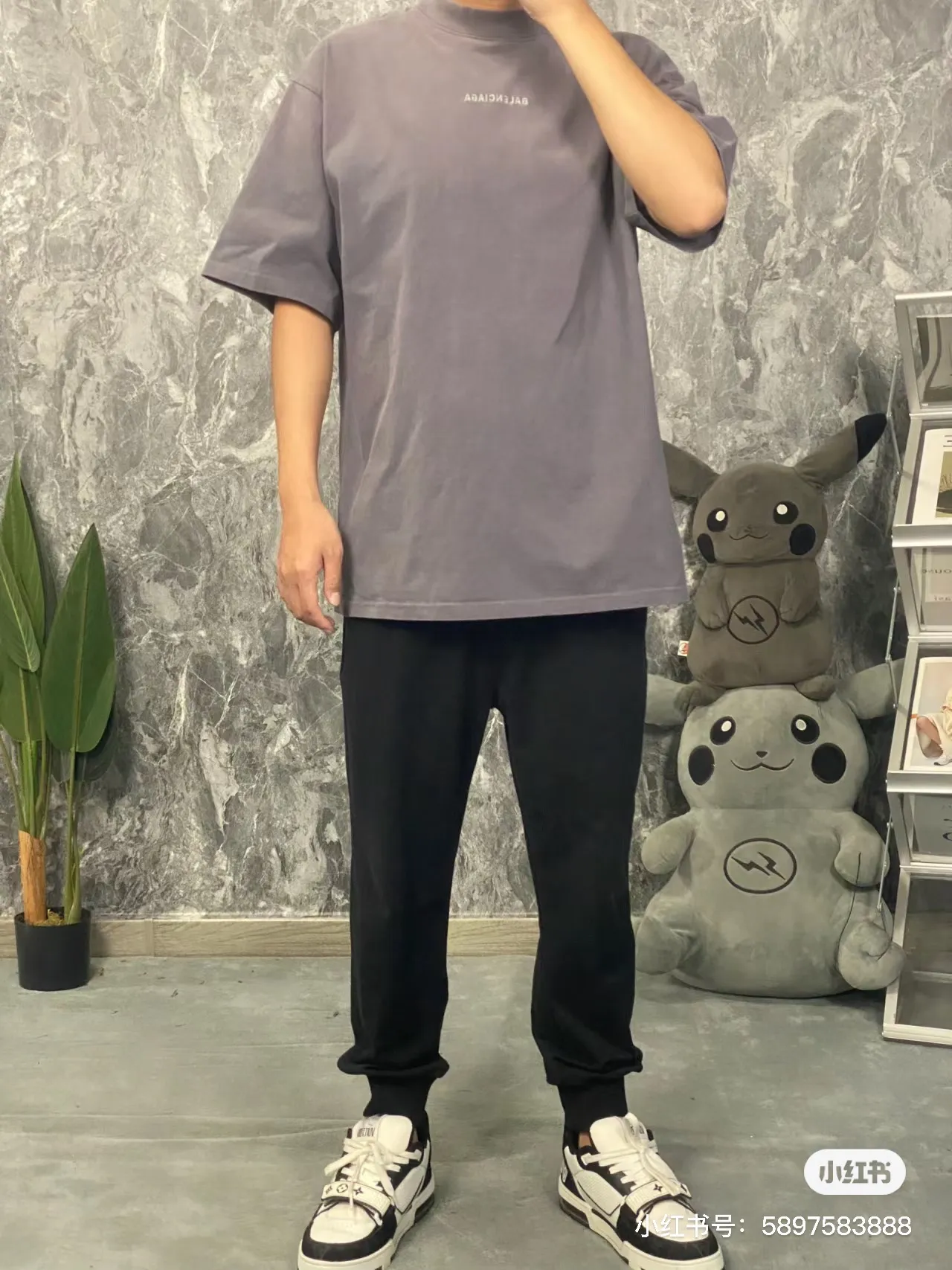 ♻️💯Upper body reference model picture❤️Top tested version - BALENCIAGA - Paris' new gradient color series. Short-sleeved T-shirt with embroidered letter logo on the front and back. Exclusive logo letter pattern on the front and back. Heavy craftsmanship. Simple but not simple. Original development of custom-woven fabric. Use specific weight 280g. Process washing treatment. Spray horse process. Not easy to deform. Soft texture. Full of thickness. Highly restored. The chest is made of imported Tajima Machine Heavy Industry high-density embroidery. Fine embroidery, three-dimensional effect, clear lines, no rough edges and miscellaneous threads, ultra-high-tech embroidery, very high fullness, obvious concave and convex texture, OS dropped shoulders, loose version, same style for men and women, color: lavender, size: XS--L P:280