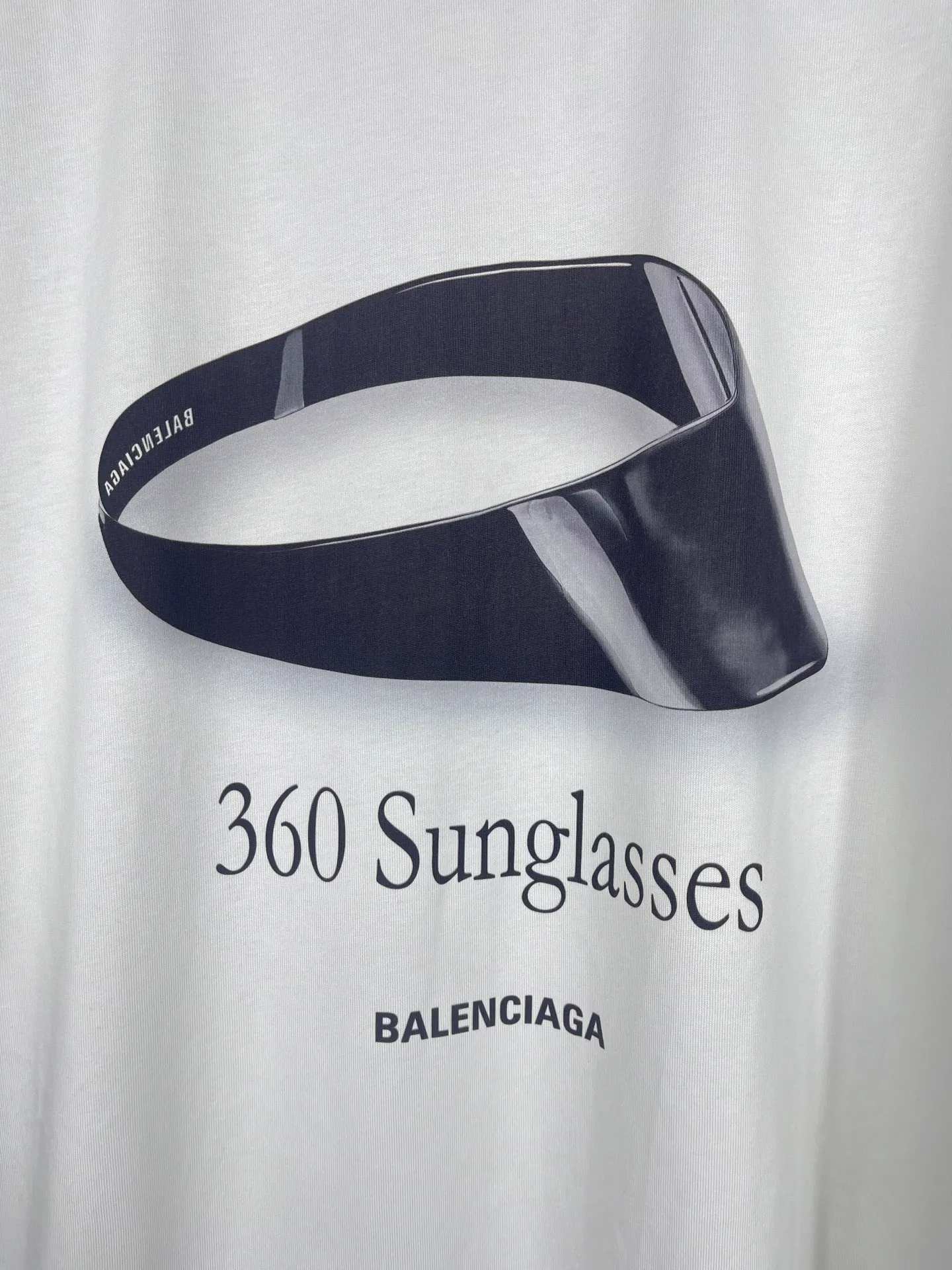 🅿️180 real shots [Top version. Official website quality] BALENCI*GA/Paris. SS25 latest model, direct-printed short-sleeved T-shirt on the front and back of sunglasses. Brick cabinet synchronization. Genuine product developed at the first time, welcome to compare! . The fabric is made of Paris ZP custom-woven and dyed cotton double yarn. Weighing 260 grams, the cloth surface is clean. The cloth pattern is clear, soft and comfortable. The threads are dyed with no color difference. The printing uses direct-injection environmentally friendly imported materials. The letters are clear and the effect is three-dimensional. The version adopts OS loose shoulder design. Same style for men and women. Code: BL253658 Color: gray and white Size: XS S M L