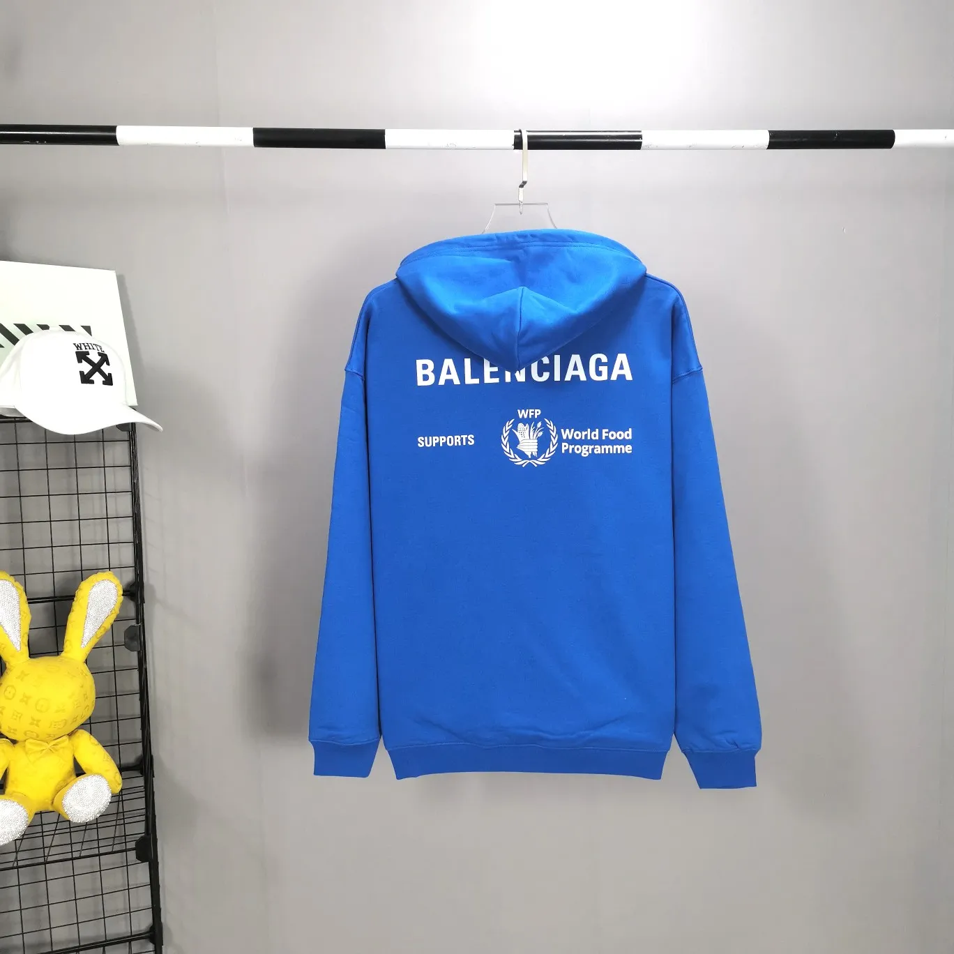 [New] Top-quality Balenciaga Balenciaga 21SS new WFP World Food Agency male and female couple celebrity autumn and winter pure cotton hooded sweatshirt. The fabric is made of 480 grams of pure cotton terry material. It does not pill and feels very good. It has been printed and dressed up dozens of times to achieve a 1:1 effect. All imported slurries are used. Proportional foaming powder is added to the slurry to foam at high temperatures. The printing convex effect is very good, and the powder does not fall off and does not break. The front and rear panels are washable and environmentally friendly. The entire printing process takes a long time. The hem and cuffs are all customized threads. There is no error in dyeing in the same vat. The workmanship is perfect. The accessories are all customized. This year’s hot trend in the market. Many Internet celebrities have tops. Very trendy. The same OverSzie version for men and women. Color: black, pink, Klein blue, white. Size: XS-L P:450