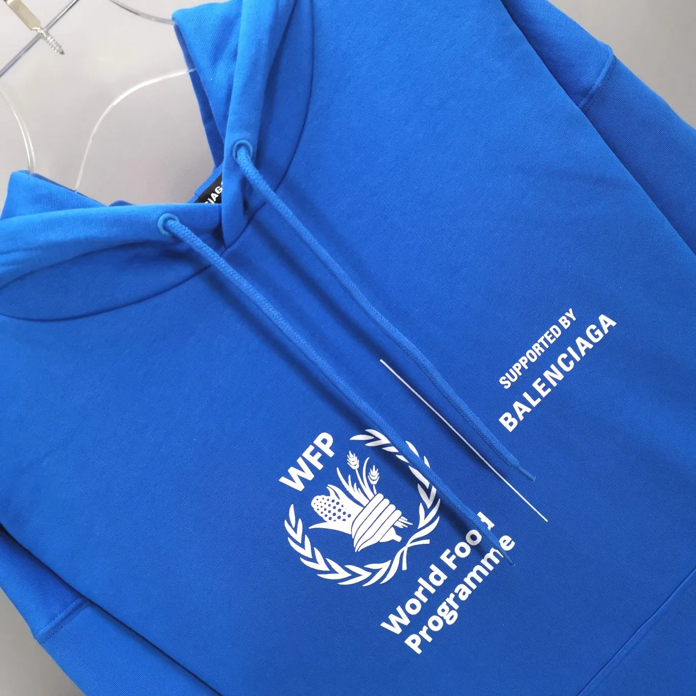 [New] Top-quality Balenciaga Balenciaga 21SS new WFP World Food Agency male and female couple celebrity autumn and winter pure cotton hooded sweatshirt. The fabric is made of 480 grams of pure cotton terry material. It does not pill and feels very good. It has been printed and dressed up dozens of times to achieve a 1:1 effect. All imported slurries are used. Proportional foaming powder is added to the slurry to foam at high temperatures. The printing convex effect is very good, and the powder does not fall off and does not break. The front and rear panels are washable and environmentally friendly. The entire printing process takes a long time. The hem and cuffs are all customized threads. There is no error in dyeing in the same vat. The workmanship is perfect. The accessories are all customized. This year’s hot trend in the market. Many Internet celebrities have tops. Very trendy. The same OverSzie version for men and women. Color: black, pink, Klein blue, white. Size: XS-L P:450