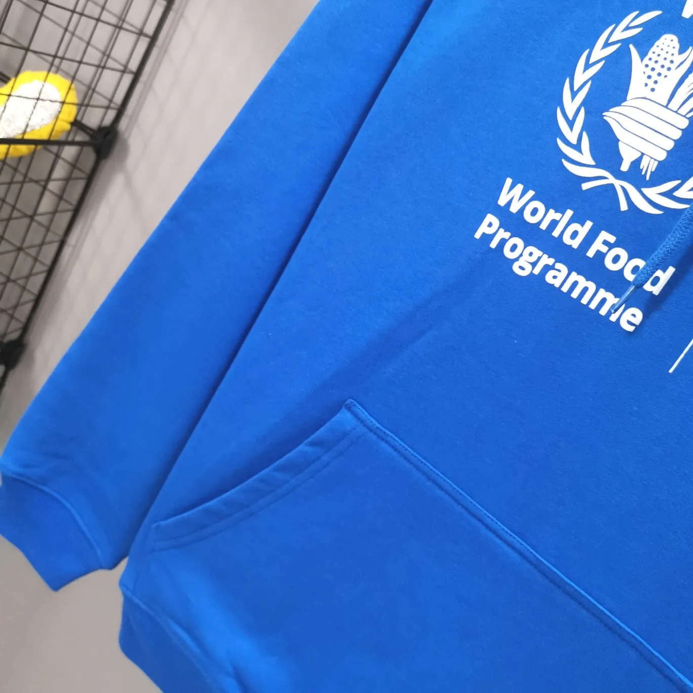 [New] Top-quality Balenciaga Balenciaga 21SS new WFP World Food Agency male and female couple celebrity autumn and winter pure cotton hooded sweatshirt. The fabric is made of 480 grams of pure cotton terry material. It does not pill and feels very good. It has been printed and dressed up dozens of times to achieve a 1:1 effect. All imported slurries are used. Proportional foaming powder is added to the slurry to foam at high temperatures. The printing convex effect is very good, and the powder does not fall off and does not break. The front and rear panels are washable and environmentally friendly. The entire printing process takes a long time. The hem and cuffs are all customized threads. There is no error in dyeing in the same vat. The workmanship is perfect. The accessories are all customized. This year’s hot trend in the market. Many Internet celebrities have tops. Very trendy. The same OverSzie version for men and women. Color: black, pink, Klein blue, white. Size: XS-L P:450