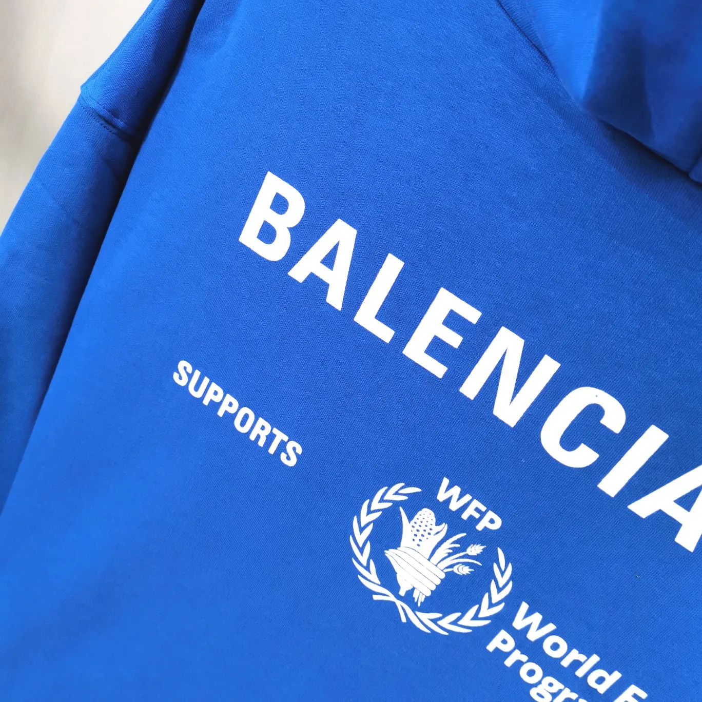 [New] Top-quality Balenciaga Balenciaga 21SS new WFP World Food Agency male and female couple celebrity autumn and winter pure cotton hooded sweatshirt. The fabric is made of 480 grams of pure cotton terry material. It does not pill and feels very good. It has been printed and dressed up dozens of times to achieve a 1:1 effect. All imported slurries are used. Proportional foaming powder is added to the slurry to foam at high temperatures. The printing convex effect is very good, and the powder does not fall off and does not break. The front and rear panels are washable and environmentally friendly. The entire printing process takes a long time. The hem and cuffs are all customized threads. There is no error in dyeing in the same vat. The workmanship is perfect. The accessories are all customized. This year’s hot trend in the market. Many Internet celebrities have tops. Very trendy. The same OverSzie version for men and women. Color: black, pink, Klein blue, white. Size: XS-L P:450