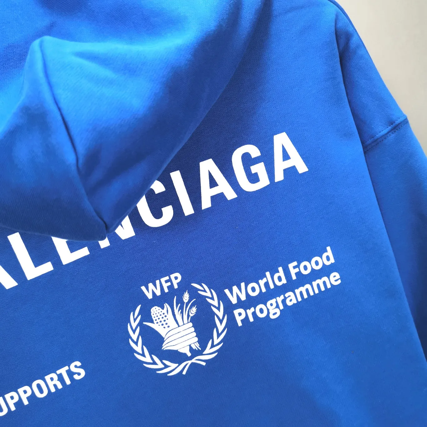 [New] Top-quality Balenciaga Balenciaga 21SS new WFP World Food Agency male and female couple celebrity autumn and winter pure cotton hooded sweatshirt. The fabric is made of 480 grams of pure cotton terry material. It does not pill and feels very good. It has been printed and dressed up dozens of times to achieve a 1:1 effect. All imported slurries are used. Proportional foaming powder is added to the slurry to foam at high temperatures. The printing convex effect is very good, and the powder does not fall off and does not break. The front and rear panels are washable and environmentally friendly. The entire printing process takes a long time. The hem and cuffs are all customized threads. There is no error in dyeing in the same vat. The workmanship is perfect. The accessories are all customized. This year’s hot trend in the market. Many Internet celebrities have tops. Very trendy. The same OverSzie version for men and women. Color: black, pink, Klein blue, white. Size: XS-L P:450