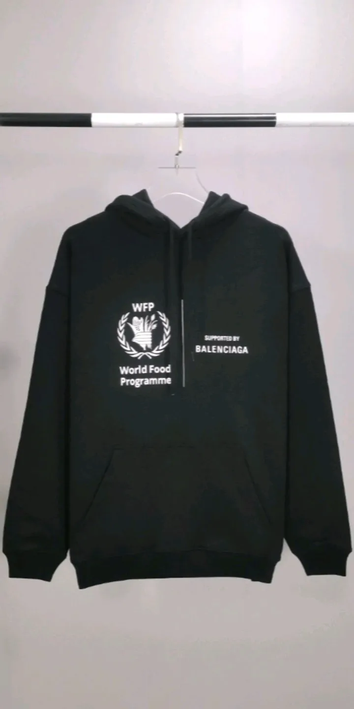 Actual video shot - top-quality Balenciaga 21SS new WFP World Food Agency male and female couple star's autumn and winter pure cotton hooded sweatshirt. The fabric is made of 480 grams of pure cotton terry material. It does not pill and feels very good. It has been printed and dressed up dozens of times to achieve a 1:1 effect. All imported slurries are used. Proportional foaming powder is added to the slurry to foam at high temperatures. The printing convex effect is very good, and the powder does not fall off and does not break. The front and rear panels are washable and environmentally friendly. The entire printing process takes a long time. The hem and cuffs are all customized threads. There is no error in dyeing in the same vat. The workmanship is perfect. The accessories are all customized. This year’s hot trend in the market. Many Internet celebrities have tops. Very trendy. The same OverSzie version for men and women. Color: black, pink, Klein blue, white. Size: XS-L P:450