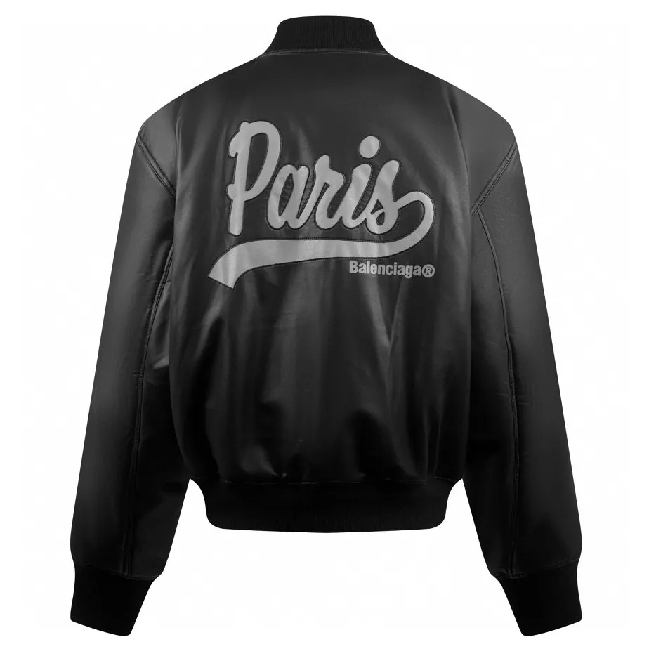 🅿️860 [Exclusive supply] BLCG 24FW Paris slogan leather jacket. Original purchase and development of 49,000. The fabric is made of customized polyester sheepskin. The texture is natural, soft and comfortable to the skin. Black leather is the brushstroke. The classic structure of the baseball uniform draws a fashionable and cool silhouette. The front panel is decorated with homogeneous single-breasted clean fit display. It condenses the essence of fashion with a simple shape. The Balenciaga logo on the back panel highlights the brand style. A unique interpretation of art and taste. Fashion items are the carrier of fashion attitude and lead the trend in the name of design. Laser cutting technology focuses the laser beam with high energy density to cut the leather perfectly and accurately according to the preset pattern, reducing the thermal impact on the leather and ensuring the flatness and smoothness of the cutting edge. Appliqué technology is a form of embroidery in which customized leather is cut and stitched onto the leather. Indus leather is relatively expensive. From material selection, design, cutting to sewing, every step needs to be carefully crafted and requires workers to have superb skills and patience. Offset printing technology uses a blanket to transfer the graphics and text on the printing plate to the printing leather, giving priority to the empty parts to absorb moisture and form an anti-ink layer. Then apply ink, allowing the graphics and text to absorb the ink, and finally transfer the ink to the leather material. Template machine bag opening The preset template guides the position, shape and size of the bag opening. The accuracy ensures the quality of the bag opening effect. Size:S/M/L/XL