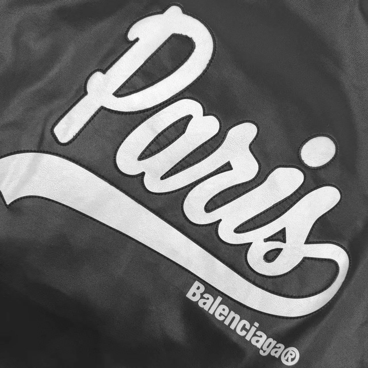 🅿️860 [Exclusive supply] BLCG 24FW Paris slogan leather jacket. Original purchase and development of 49,000. The fabric is made of customized polyester sheepskin. The texture is natural, soft and comfortable to the skin. Black leather is the brushstroke. The classic structure of the baseball uniform draws a fashionable and cool silhouette. The front panel is decorated with homogeneous single-breasted clean fit display. It condenses the essence of fashion with a simple shape. The Balenciaga logo on the back panel highlights the brand style. A unique interpretation of art and taste. Fashion items are the carrier of fashion attitude and lead the trend in the name of design. Laser cutting technology focuses the laser beam with high energy density to cut the leather perfectly and accurately according to the preset pattern, reducing the thermal impact on the leather and ensuring the flatness and smoothness of the cutting edge. Appliqué technology is a form of embroidery in which customized leather is cut and stitched onto the leather. Indus leather is relatively expensive. From material selection, design, cutting to sewing, every step needs to be carefully crafted and requires workers to have superb skills and patience. Offset printing technology uses a blanket to transfer the graphics and text on the printing plate to the printing leather, giving priority to the empty parts to absorb moisture and form an anti-ink layer. Then apply ink, allowing the graphics and text to absorb the ink, and finally transfer the ink to the leather material. Template machine bag opening The preset template guides the position, shape and size of the bag opening. The accuracy ensures the quality of the bag opening effect. Size:S/M/L/XL