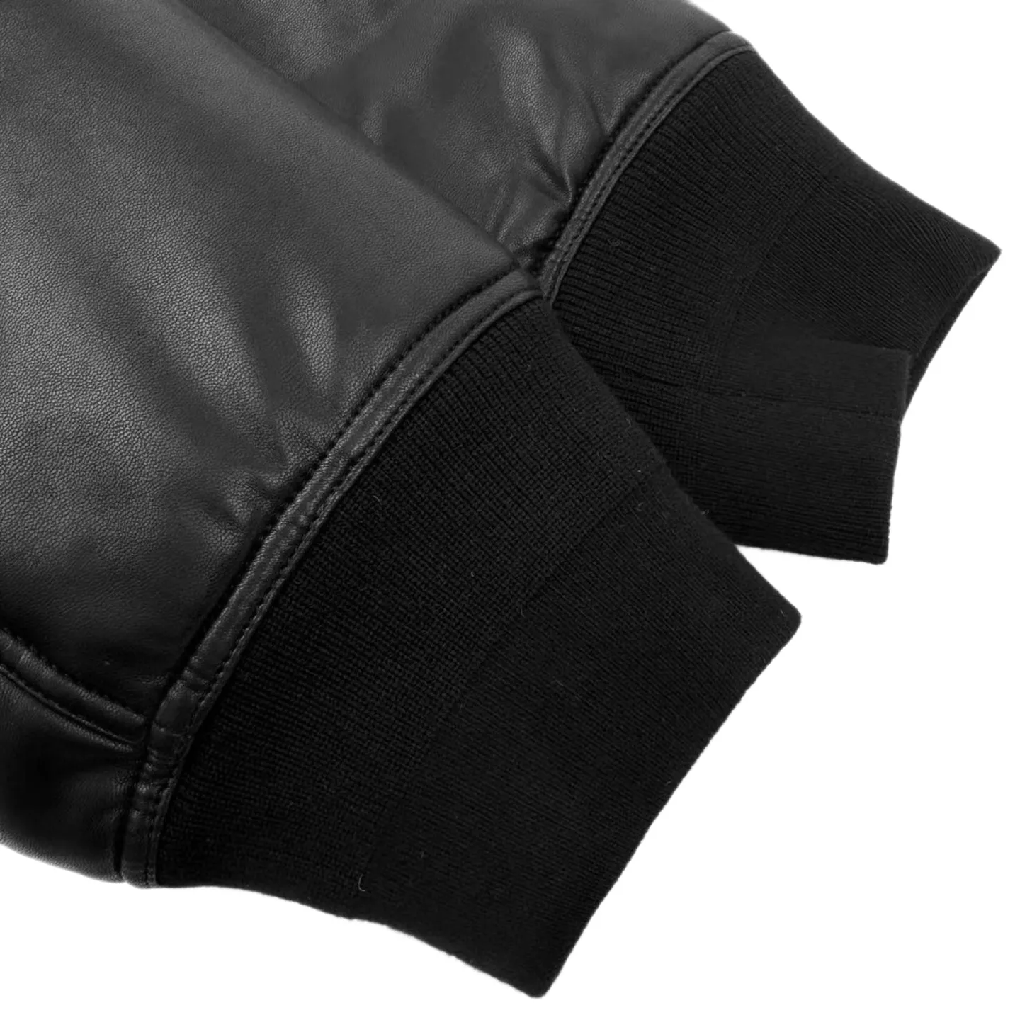 🅿️860 [Exclusive supply] BLCG 24FW Paris slogan leather jacket. Original purchase and development of 49,000. The fabric is made of customized polyester sheepskin. The texture is natural, soft and comfortable to the skin. Black leather is the brushstroke. The classic structure of the baseball uniform draws a fashionable and cool silhouette. The front panel is decorated with homogeneous single-breasted clean fit display. It condenses the essence of fashion with a simple shape. The Balenciaga logo on the back panel highlights the brand style. A unique interpretation of art and taste. Fashion items are the carrier of fashion attitude and lead the trend in the name of design. Laser cutting technology focuses the laser beam with high energy density to cut the leather perfectly and accurately according to the preset pattern, reducing the thermal impact on the leather and ensuring the flatness and smoothness of the cutting edge. Appliqué technology is a form of embroidery in which customized leather is cut and stitched onto the leather. Indus leather is relatively expensive. From material selection, design, cutting to sewing, every step needs to be carefully crafted and requires workers to have superb skills and patience. Offset printing technology uses a blanket to transfer the graphics and text on the printing plate to the printing leather, giving priority to the empty parts to absorb moisture and form an anti-ink layer. Then apply ink, allowing the graphics and text to absorb the ink, and finally transfer the ink to the leather material. Template machine bag opening The preset template guides the position, shape and size of the bag opening. The accuracy ensures the quality of the bag opening effect. Size:S/M/L/XL