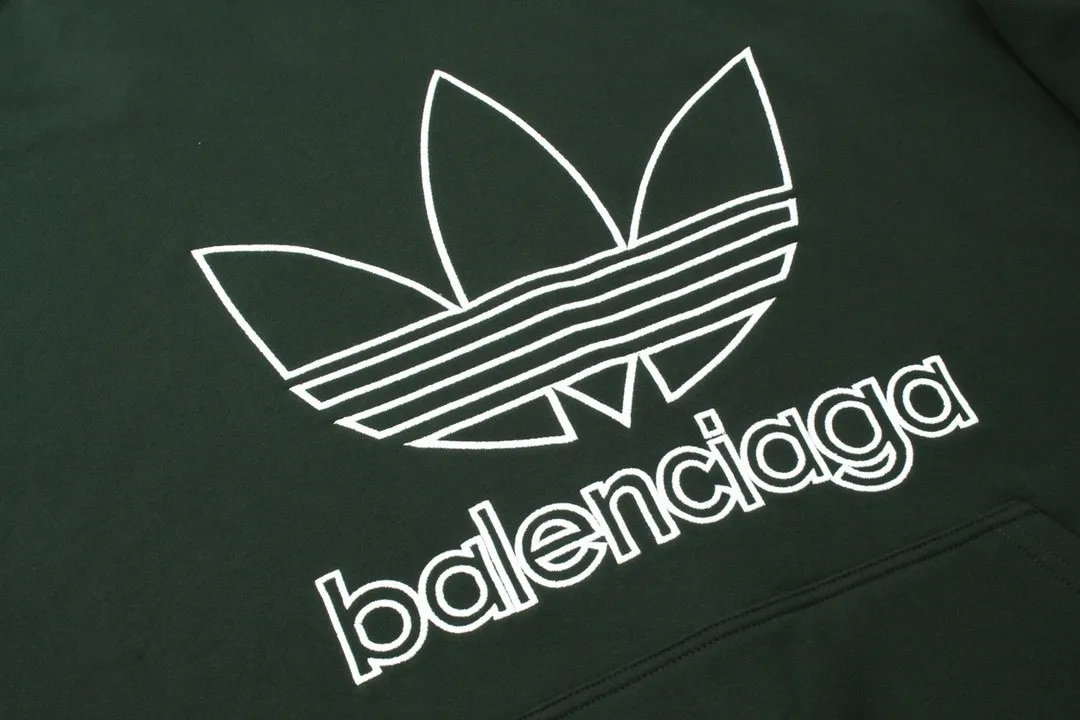 🅿️300 Detailed picture [Top version. Official website quality] BALENCI*GA/Paris co-branded Adidas embroidered front LOGO long-sleeved hooded sweatshirt. The fabric is made of Paris ZP custom-woven and dyed cotton sweatshirt. The weight is 450 grams, the cloth surface is clean. The cloth pattern is clear, soft and comfortable. The color fastness is good. It is not easy to change color. The threads are dyed with no color difference. The LOGO pattern letters are embroidered using imported embroidery machines, and the letters are three-dimensional and full. It is produced in Jubie market based on pictures, and comparisons are welcome. Restored brick cabinets. The version adopts OS loose shoulder design. Same style for men and women. Code: BL238017 Color: dark green, black Size: XS S M L