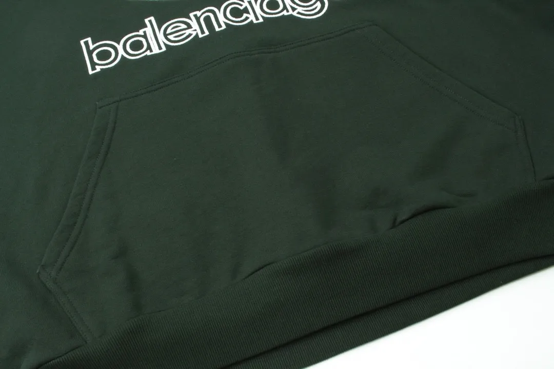 🅿️300 Detailed picture [Top version. Official website quality] BALENCI*GA/Paris co-branded Adidas embroidered front LOGO long-sleeved hooded sweatshirt. The fabric is made of Paris ZP custom-woven and dyed cotton sweatshirt. The weight is 450 grams, the cloth surface is clean. The cloth pattern is clear, soft and comfortable. The color fastness is good. It is not easy to change color. The threads are dyed with no color difference. The LOGO pattern letters are embroidered using imported embroidery machines, and the letters are three-dimensional and full. It is produced in Jubie market based on pictures, and comparisons are welcome. Restored brick cabinets. The version adopts OS loose shoulder design. Same style for men and women. Code: BL238017 Color: dark green, black Size: XS S M L