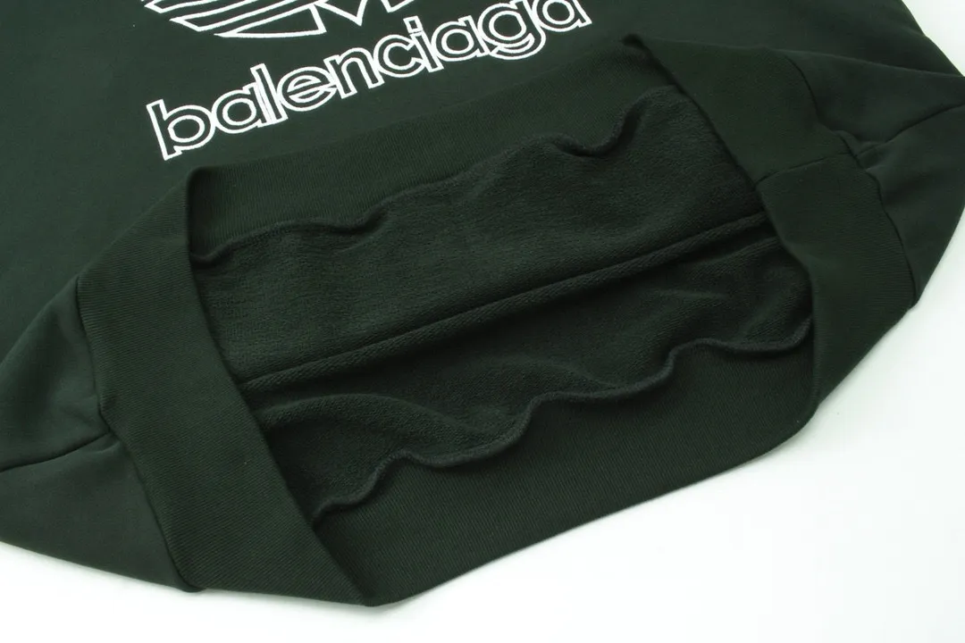 🅿️300 Detailed picture [Top version. Official website quality] BALENCI*GA/Paris co-branded Adidas embroidered front LOGO long-sleeved hooded sweatshirt. The fabric is made of Paris ZP custom-woven and dyed cotton sweatshirt. The weight is 450 grams, the cloth surface is clean. The cloth pattern is clear, soft and comfortable. The color fastness is good. It is not easy to change color. The threads are dyed with no color difference. The LOGO pattern letters are embroidered using imported embroidery machines, and the letters are three-dimensional and full. It is produced in Jubie market based on pictures, and comparisons are welcome. Restored brick cabinets. The version adopts OS loose shoulder design. Same style for men and women. Code: BL238017 Color: dark green, black Size: XS S M L