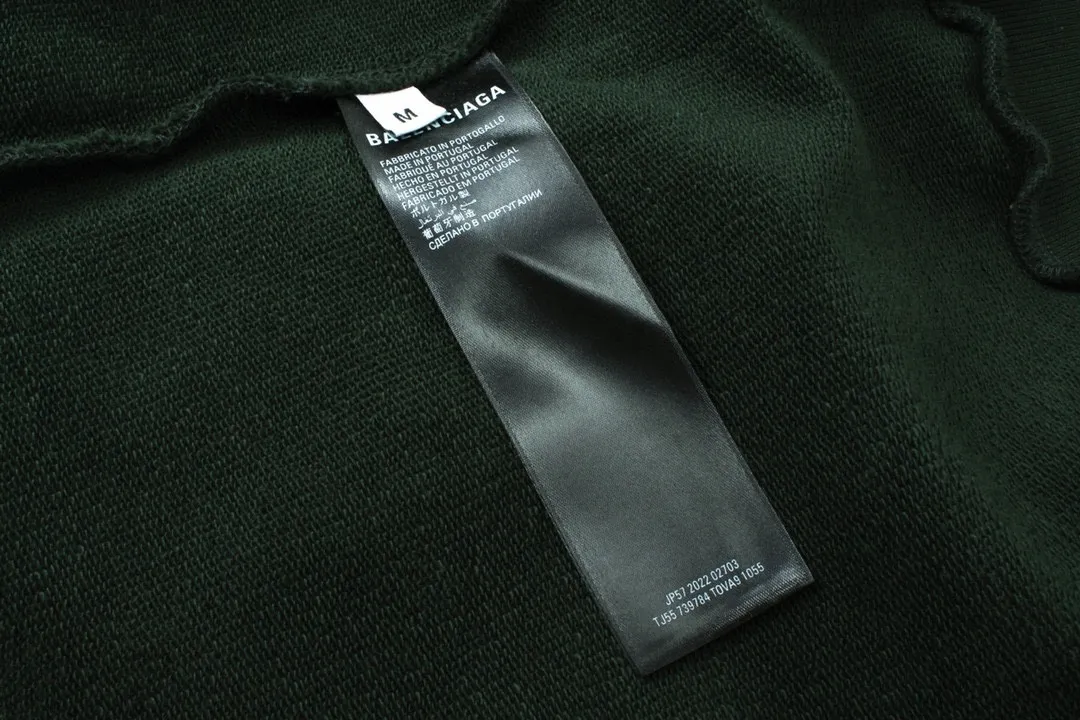 🅿️300 Detailed picture [Top version. Official website quality] BALENCI*GA/Paris co-branded Adidas embroidered front LOGO long-sleeved hooded sweatshirt. The fabric is made of Paris ZP custom-woven and dyed cotton sweatshirt. The weight is 450 grams, the cloth surface is clean. The cloth pattern is clear, soft and comfortable. The color fastness is good. It is not easy to change color. The threads are dyed with no color difference. The LOGO pattern letters are embroidered using imported embroidery machines, and the letters are three-dimensional and full. It is produced in Jubie market based on pictures, and comparisons are welcome. Restored brick cabinets. The version adopts OS loose shoulder design. Same style for men and women. Code: BL238017 Color: dark green, black Size: XS S M L