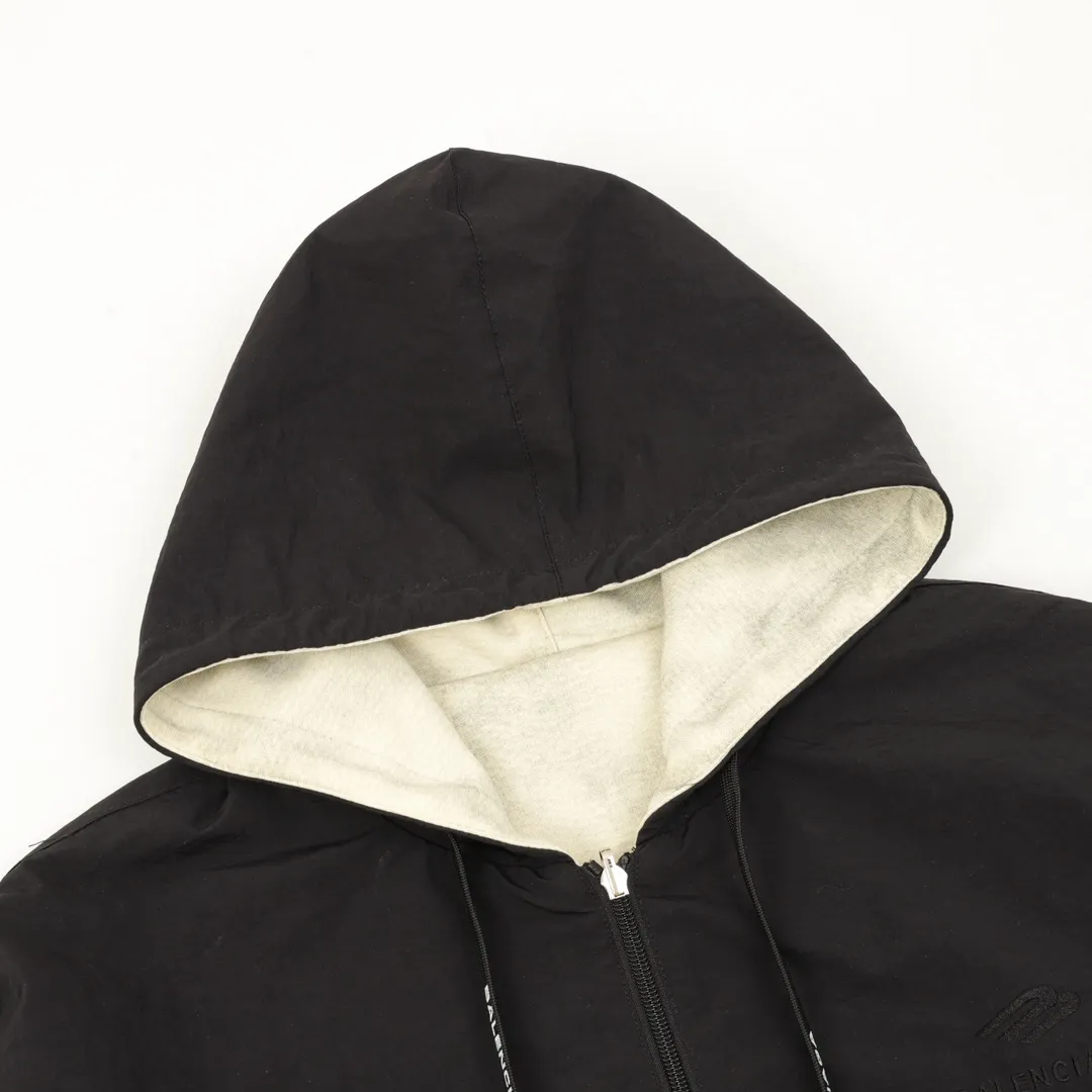 🅿️570 Balenciaga/Balenciaga Spliced Embroidered Washed Double-sided Leather Jacket. It looks so good when worn on both sides. It is equivalent to two pieces of clothing. You will never get tired of wearing it. It is so cool. One side is spliced with technical fabrics and the other side is washed with double stitching. This design is so cool that I have no friends. When I saw this model at the Xia Zichen Paris Fashion Show, I just wanted to put it on and go. It is simple and versatile, and the latest loop sports. icon embroidery - a clean version with a neat body, easy to wear on both sides, and stylish no matter how you wear it. Size: XS-L