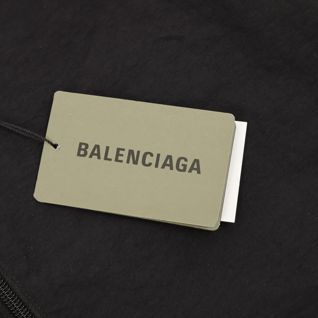 🅿️570 Balenciaga/Balenciaga Spliced Embroidered Washed Double-sided Leather Jacket. It looks so good when worn on both sides. It is equivalent to two pieces of clothing. You will never get tired of wearing it. It is so cool. One side is spliced with technical fabrics and the other side is washed with double stitching. This design is so cool that I have no friends. When I saw this model at the Xia Zichen Paris Fashion Show, I just wanted to put it on and go. It is simple and versatile, and the latest loop sports. icon embroidery - a clean version with a neat body, easy to wear on both sides, and stylish no matter how you wear it. Size: XS-L