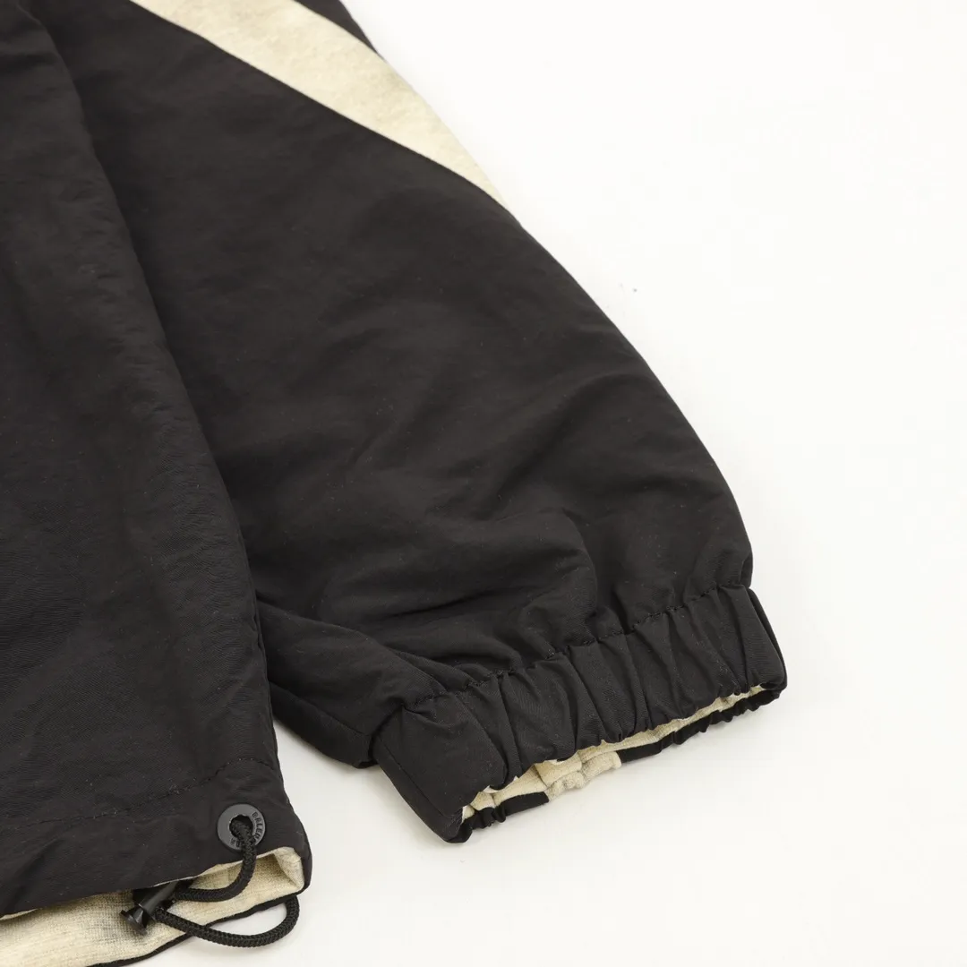 🅿️570 Balenciaga/Balenciaga Spliced Embroidered Washed Double-sided Leather Jacket. It looks so good when worn on both sides. It is equivalent to two pieces of clothing. You will never get tired of wearing it. It is so cool. One side is spliced with technical fabrics and the other side is washed with double stitching. This design is so cool that I have no friends. When I saw this model at the Xia Zichen Paris Fashion Show, I just wanted to put it on and go. It is simple and versatile, and the latest loop sports. icon embroidery - a clean version with a neat body, easy to wear on both sides, and stylish no matter how you wear it. Size: XS-L
