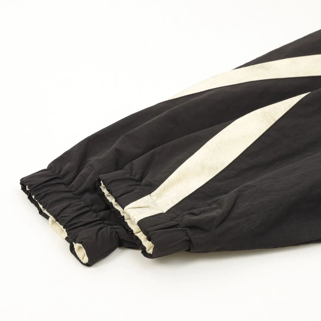 🅿️570 Balenciaga/Balenciaga Spliced Embroidered Washed Double-sided Leather Jacket. It looks so good when worn on both sides. It is equivalent to two pieces of clothing. You will never get tired of wearing it. It is so cool. One side is spliced with technical fabrics and the other side is washed with double stitching. This design is so cool that I have no friends. When I saw this model at the Xia Zichen Paris Fashion Show, I just wanted to put it on and go. It is simple and versatile, and the latest loop sports. icon embroidery - a clean version with a neat body, easy to wear on both sides, and stylish no matter how you wear it. Size: XS-L