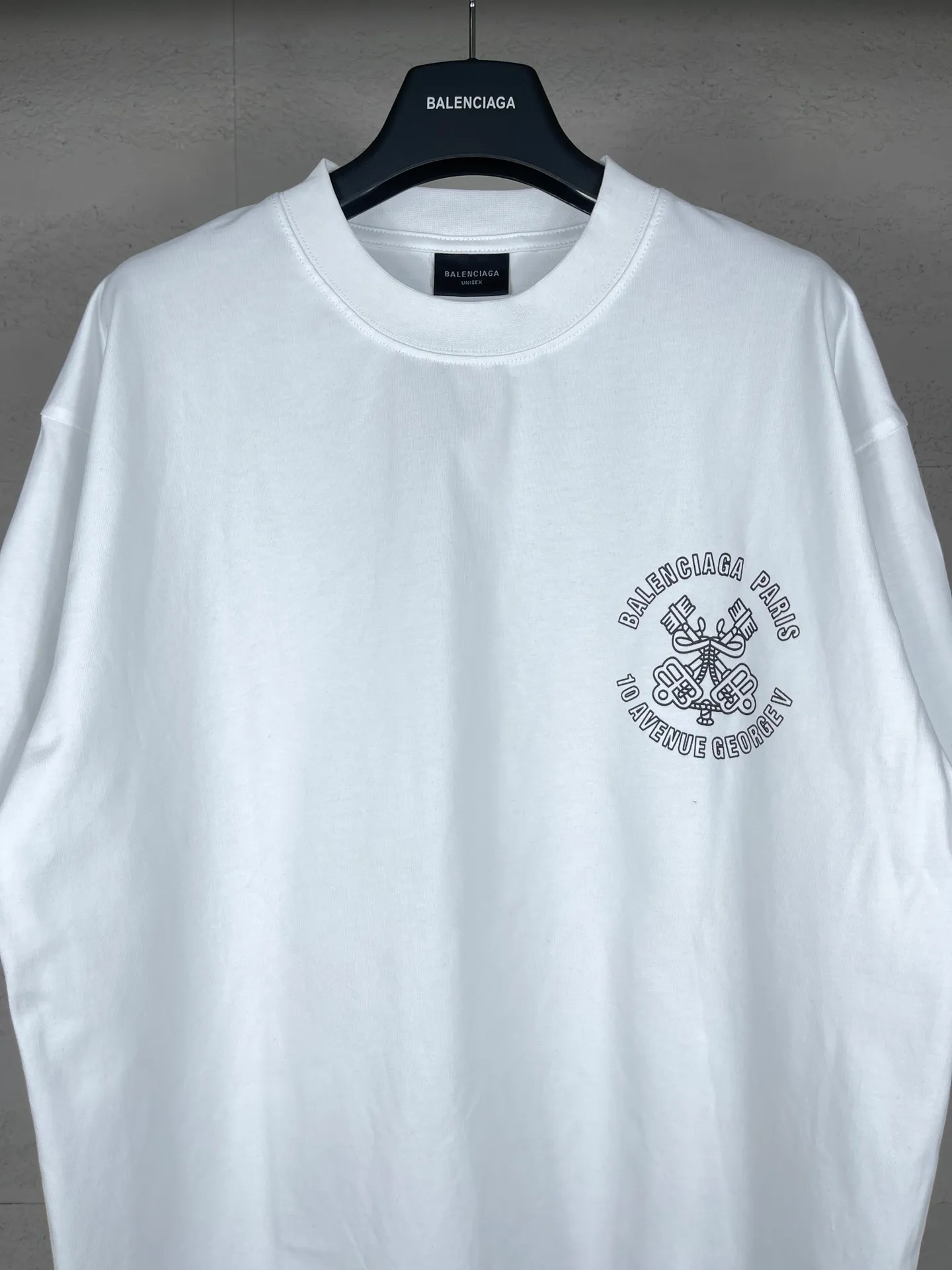 🅿️170 real shots [Top version. Official website quality] BALENCI*GA/Paris.SS25 latest model. The new LOGO monogram is printed on the front and back of the short-sleeved T-shirt. The brick cabinet is synchronized. It is developed at the first time and the fabric is made of Paris ZP custom-woven and dyed cotton double yarn. Weighing 260 grams, the cloth surface is clean. The cloth pattern is clear, soft and comfortable. The threads are dyed with no color difference. The printing is made of environmentally friendly imported materials. The letters are clear and the effect is three-dimensional. The version adopts OS loose shoulder design. Same style for men and women. Code: BL223619 Color: black, white Size: XS S M L