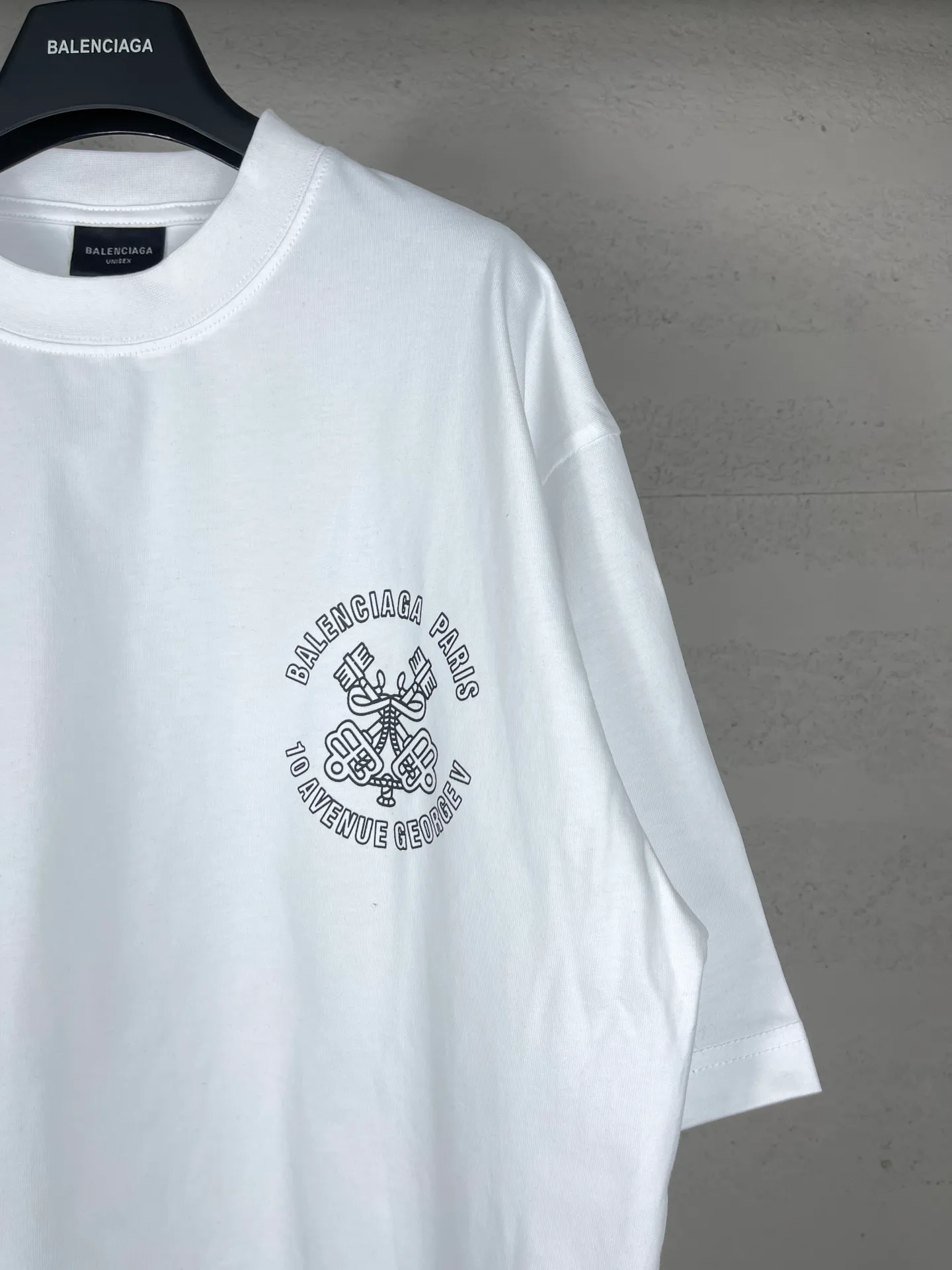 🅿️170 real shots [Top version. Official website quality] BALENCI*GA/Paris.SS25 latest model. The new LOGO monogram is printed on the front and back of the short-sleeved T-shirt. The brick cabinet is synchronized. It is developed at the first time and the fabric is made of Paris ZP custom-woven and dyed cotton double yarn. Weighing 260 grams, the cloth surface is clean. The cloth pattern is clear, soft and comfortable. The threads are dyed with no color difference. The printing is made of environmentally friendly imported materials. The letters are clear and the effect is three-dimensional. The version adopts OS loose shoulder design. Same style for men and women. Code: BL223619 Color: black, white Size: XS S M L