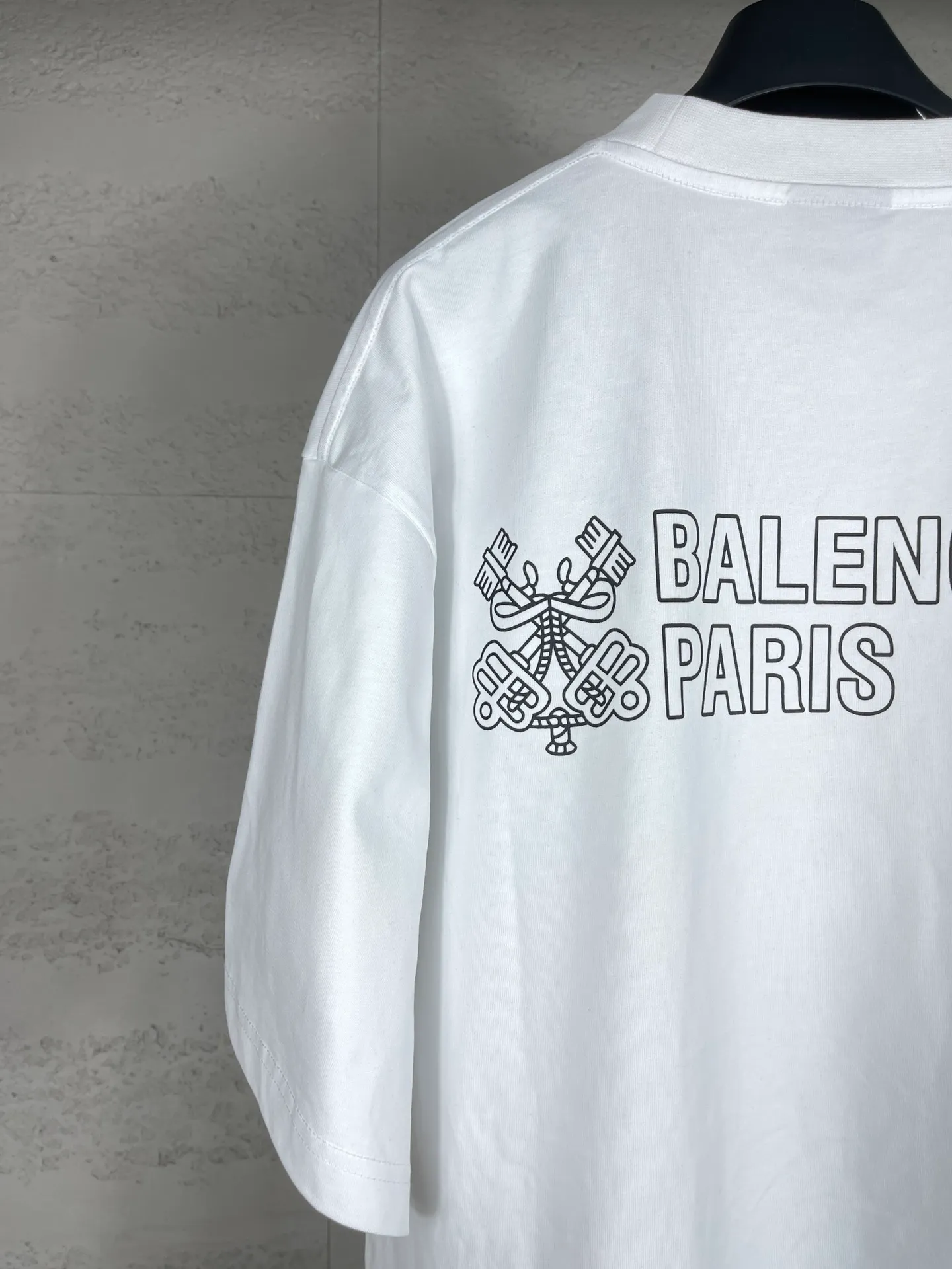 🅿️170 real shots [Top version. Official website quality] BALENCI*GA/Paris.SS25 latest model. The new LOGO monogram is printed on the front and back of the short-sleeved T-shirt. The brick cabinet is synchronized. It is developed at the first time and the fabric is made of Paris ZP custom-woven and dyed cotton double yarn. Weighing 260 grams, the cloth surface is clean. The cloth pattern is clear, soft and comfortable. The threads are dyed with no color difference. The printing is made of environmentally friendly imported materials. The letters are clear and the effect is three-dimensional. The version adopts OS loose shoulder design. Same style for men and women. Code: BL223619 Color: black, white Size: XS S M L