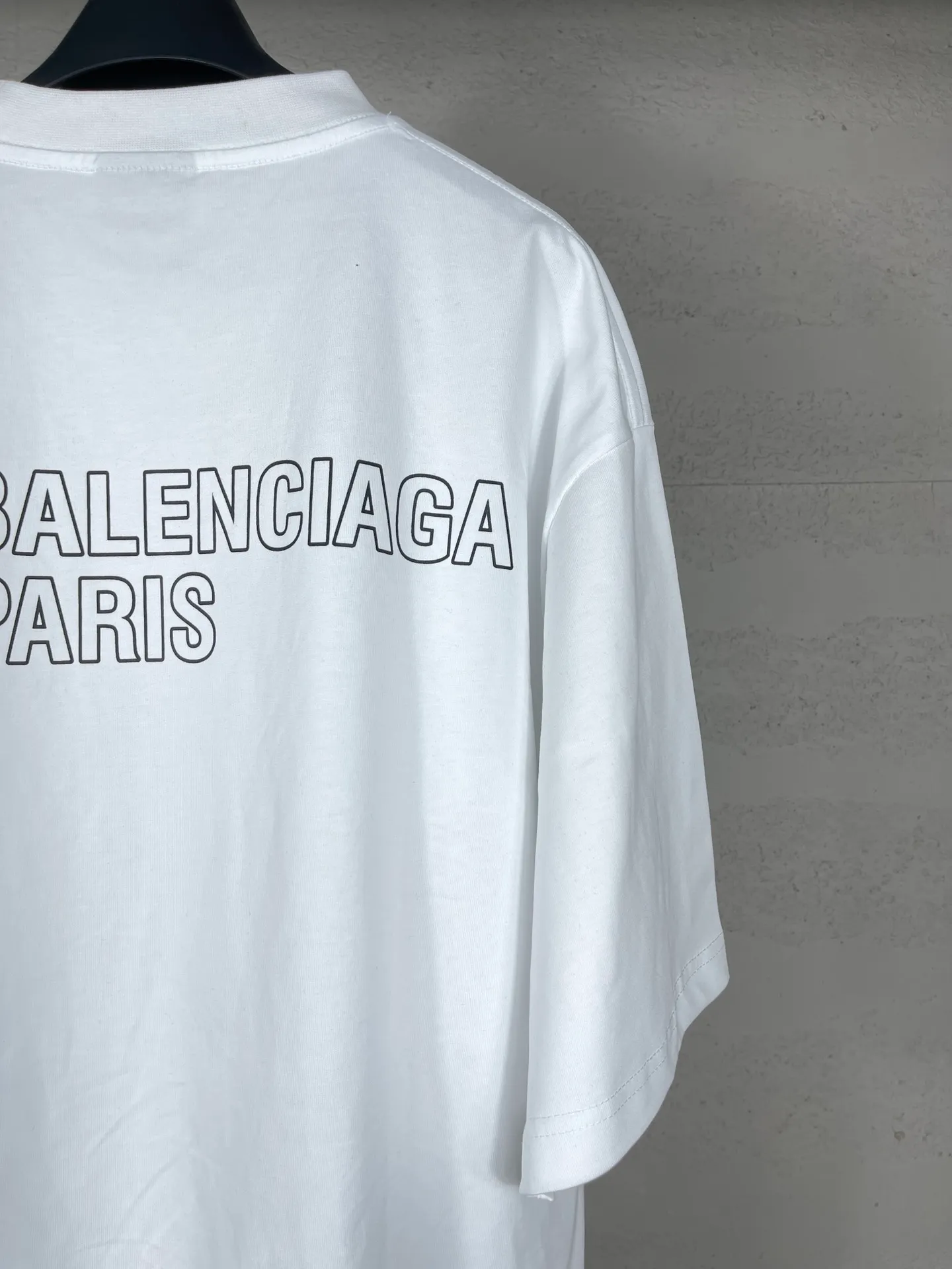 🅿️170 real shots [Top version. Official website quality] BALENCI*GA/Paris.SS25 latest model. The new LOGO monogram is printed on the front and back of the short-sleeved T-shirt. The brick cabinet is synchronized. It is developed at the first time and the fabric is made of Paris ZP custom-woven and dyed cotton double yarn. Weighing 260 grams, the cloth surface is clean. The cloth pattern is clear, soft and comfortable. The threads are dyed with no color difference. The printing is made of environmentally friendly imported materials. The letters are clear and the effect is three-dimensional. The version adopts OS loose shoulder design. Same style for men and women. Code: BL223619 Color: black, white Size: XS S M L