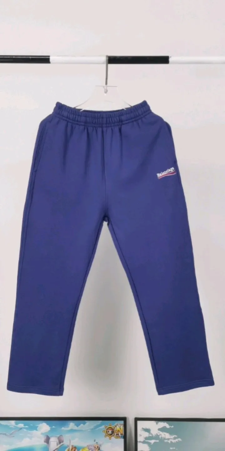 Real shot of the video————The top tested version of Balenciaga 21SS BLCG Balenciaga Wave Coke male and female couple stars the same style pure cotton terry trousers sweatpants casual pants classic and versatile style is here! With these pants, they look perfect no matter what outfit you wear! Get it now! Customized special fabrics, ready-to-wear washable, soft and comfortable to the touch.  460 grams of dust-free sweatshirt fabric, washed and cut. Imported environmentally friendly water glue is added to the garment and washed twice to ensure consistent printing. Customized wash mark. This year's sincere shorts LOGO adopts Japanese Tajima embroidery technology, and the printing is full and meticulous. Color: Black/Grey/White/Blue Size: XS-L P:370