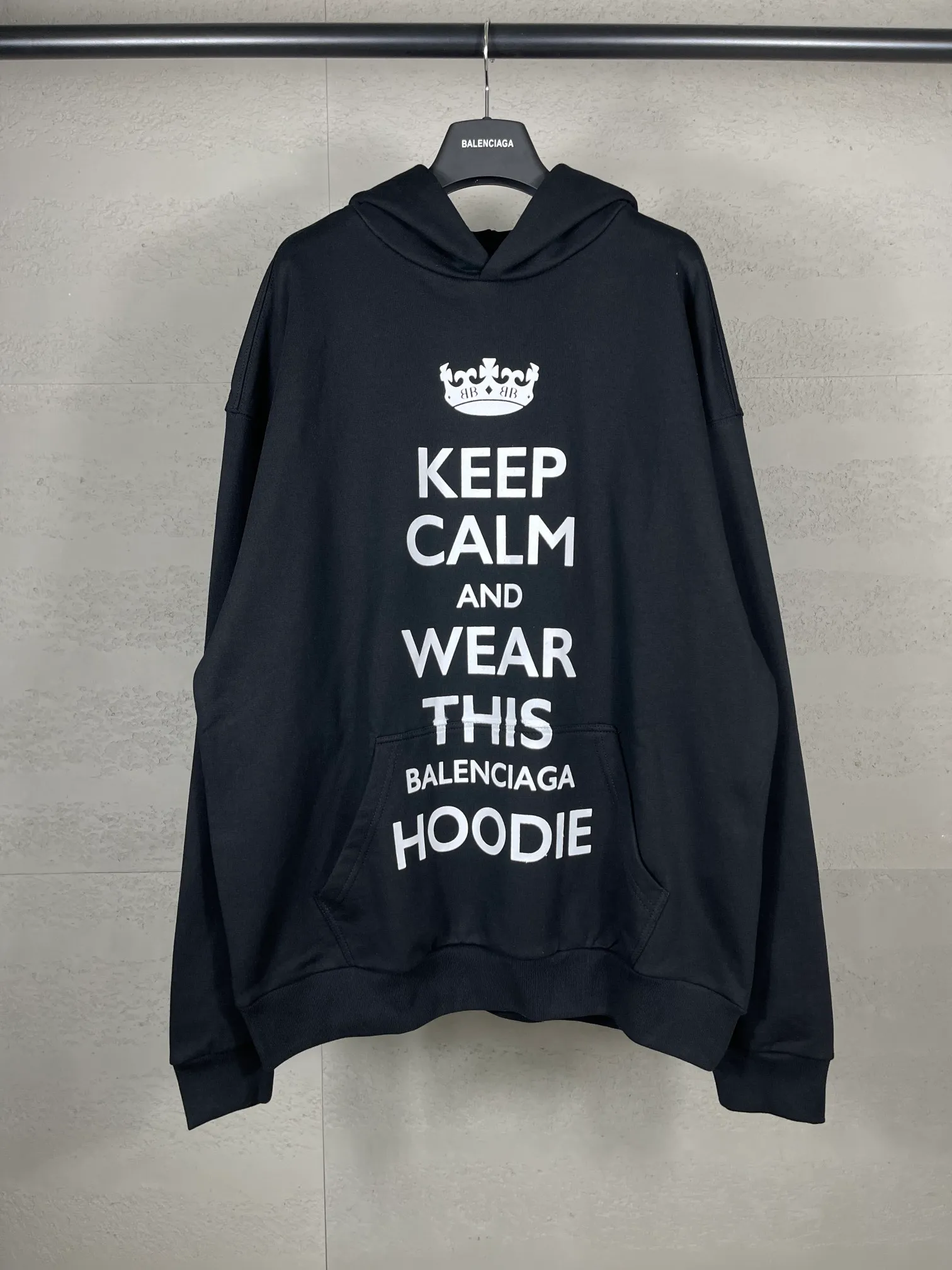 🅿️310 real photos [Top version. Official website quality] BALENCI*GA/Paris new style. 2024 autumn and winter new style. KEEP.CALM art print hooded sweatshirt, brick cabinet synchronization. Genuine product developed in the first time, happy to print and compare! The fabric is made of Paris ZP custom-woven and dyed cotton sweatshirt. Weighing 460 grams, the cloth surface is clean. The cloth pattern is clear, soft and comfortable. The threads are dyed with no color difference. The printing uses environmentally friendly imported materials. The letters are clear and the effect is three-dimensional. The version adopts OS loose shoulder design. Same style for men and women. Code: BL238938 Color: Black Size: XS S M L