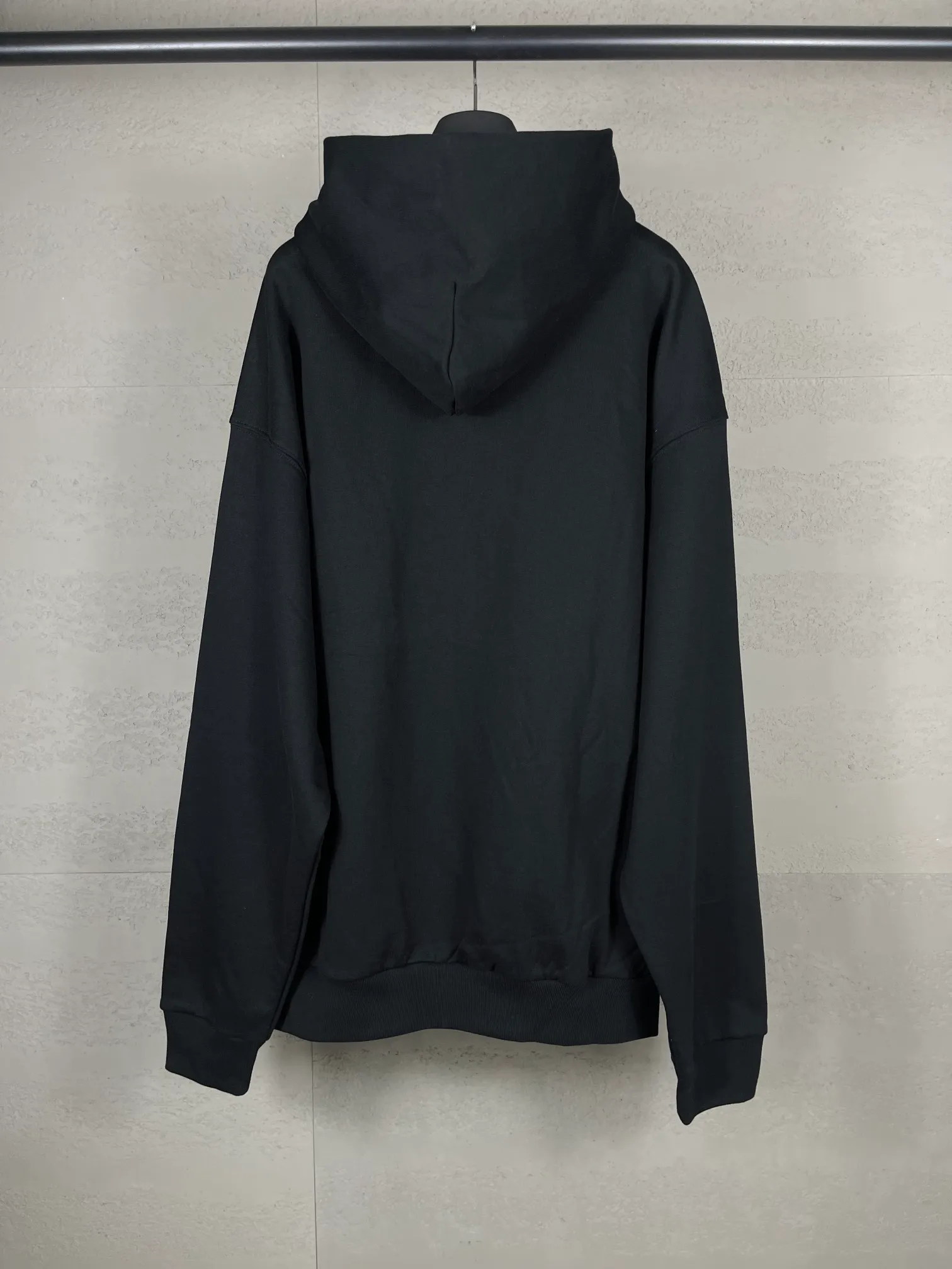🅿️310 real photos [Top version. Official website quality] BALENCI*GA/Paris new style. 2024 autumn and winter new style. KEEP.CALM art print hooded sweatshirt, brick cabinet synchronization. Genuine product developed in the first time, happy to print and compare! The fabric is made of Paris ZP custom-woven and dyed cotton sweatshirt. Weighing 460 grams, the cloth surface is clean. The cloth pattern is clear, soft and comfortable. The threads are dyed with no color difference. The printing uses environmentally friendly imported materials. The letters are clear and the effect is three-dimensional. The version adopts OS loose shoulder design. Same style for men and women. Code: BL238938 Color: Black Size: XS S M L