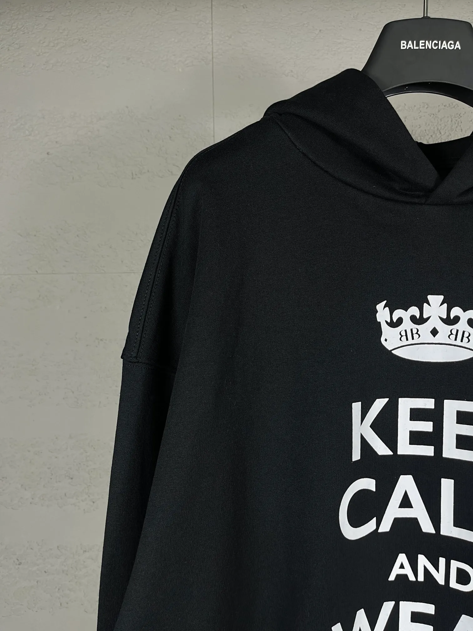 🅿️310 real photos [Top version. Official website quality] BALENCI*GA/Paris new style. 2024 autumn and winter new style. KEEP.CALM art print hooded sweatshirt, brick cabinet synchronization. Genuine product developed in the first time, happy to print and compare! The fabric is made of Paris ZP custom-woven and dyed cotton sweatshirt. Weighing 460 grams, the cloth surface is clean. The cloth pattern is clear, soft and comfortable. The threads are dyed with no color difference. The printing uses environmentally friendly imported materials. The letters are clear and the effect is three-dimensional. The version adopts OS loose shoulder design. Same style for men and women. Code: BL238938 Color: Black Size: XS S M L