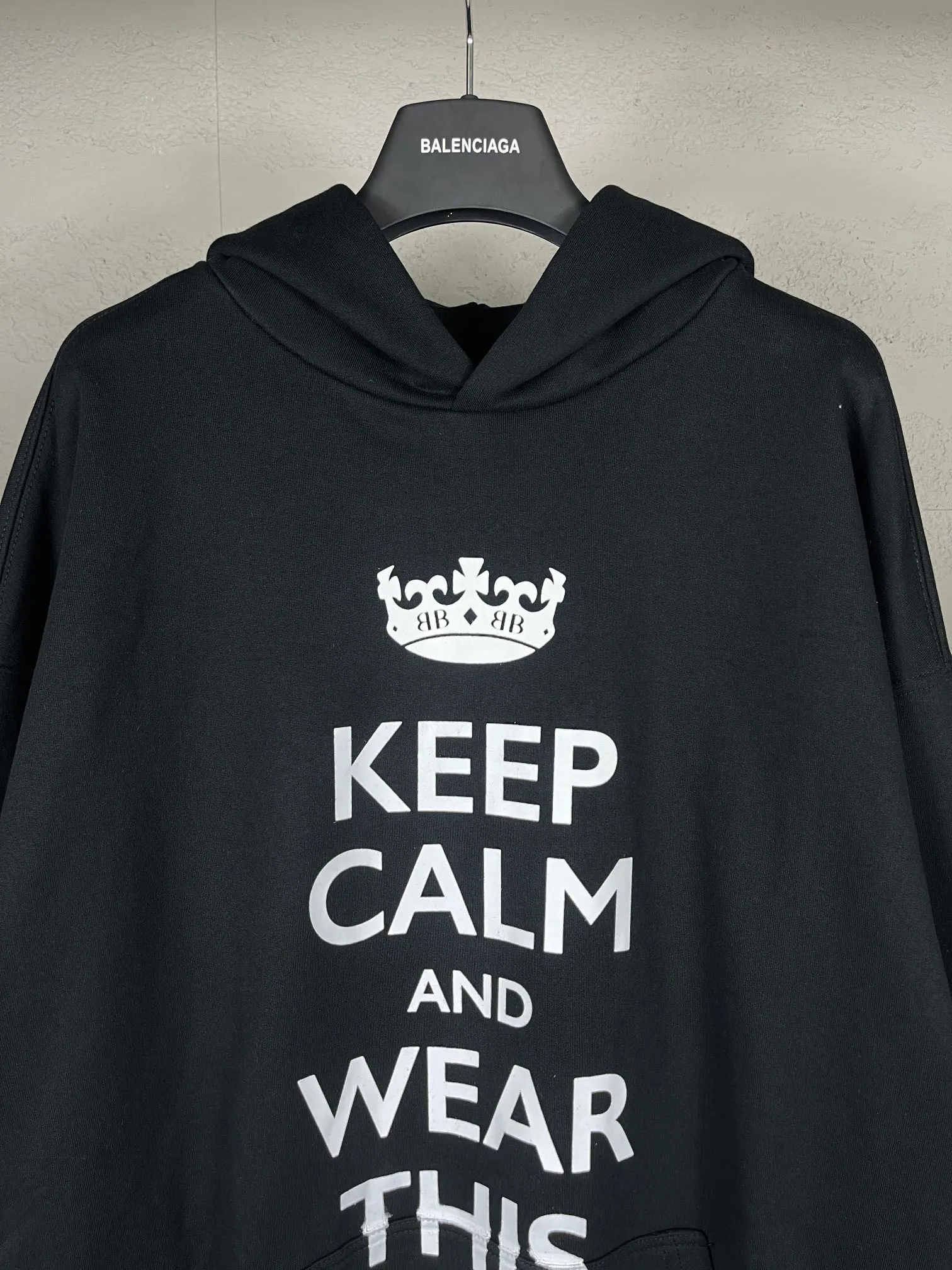 🅿️310 real photos [Top version. Official website quality] BALENCI*GA/Paris new style. 2024 autumn and winter new style. KEEP.CALM art print hooded sweatshirt, brick cabinet synchronization. Genuine product developed in the first time, happy to print and compare! The fabric is made of Paris ZP custom-woven and dyed cotton sweatshirt. Weighing 460 grams, the cloth surface is clean. The cloth pattern is clear, soft and comfortable. The threads are dyed with no color difference. The printing uses environmentally friendly imported materials. The letters are clear and the effect is three-dimensional. The version adopts OS loose shoulder design. Same style for men and women. Code: BL238938 Color: Black Size: XS S M L