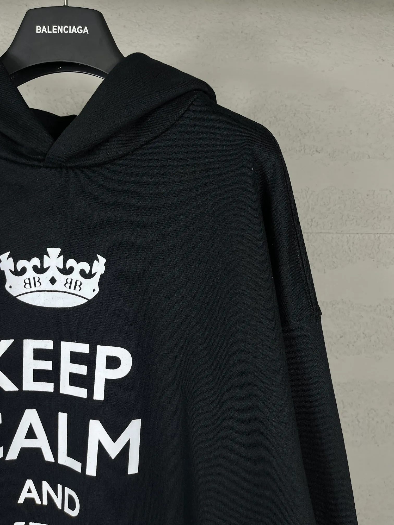 🅿️310 real photos [Top version. Official website quality] BALENCI*GA/Paris new style. 2024 autumn and winter new style. KEEP.CALM art print hooded sweatshirt, brick cabinet synchronization. Genuine product developed in the first time, happy to print and compare! The fabric is made of Paris ZP custom-woven and dyed cotton sweatshirt. Weighing 460 grams, the cloth surface is clean. The cloth pattern is clear, soft and comfortable. The threads are dyed with no color difference. The printing uses environmentally friendly imported materials. The letters are clear and the effect is three-dimensional. The version adopts OS loose shoulder design. Same style for men and women. Code: BL238938 Color: Black Size: XS S M L
