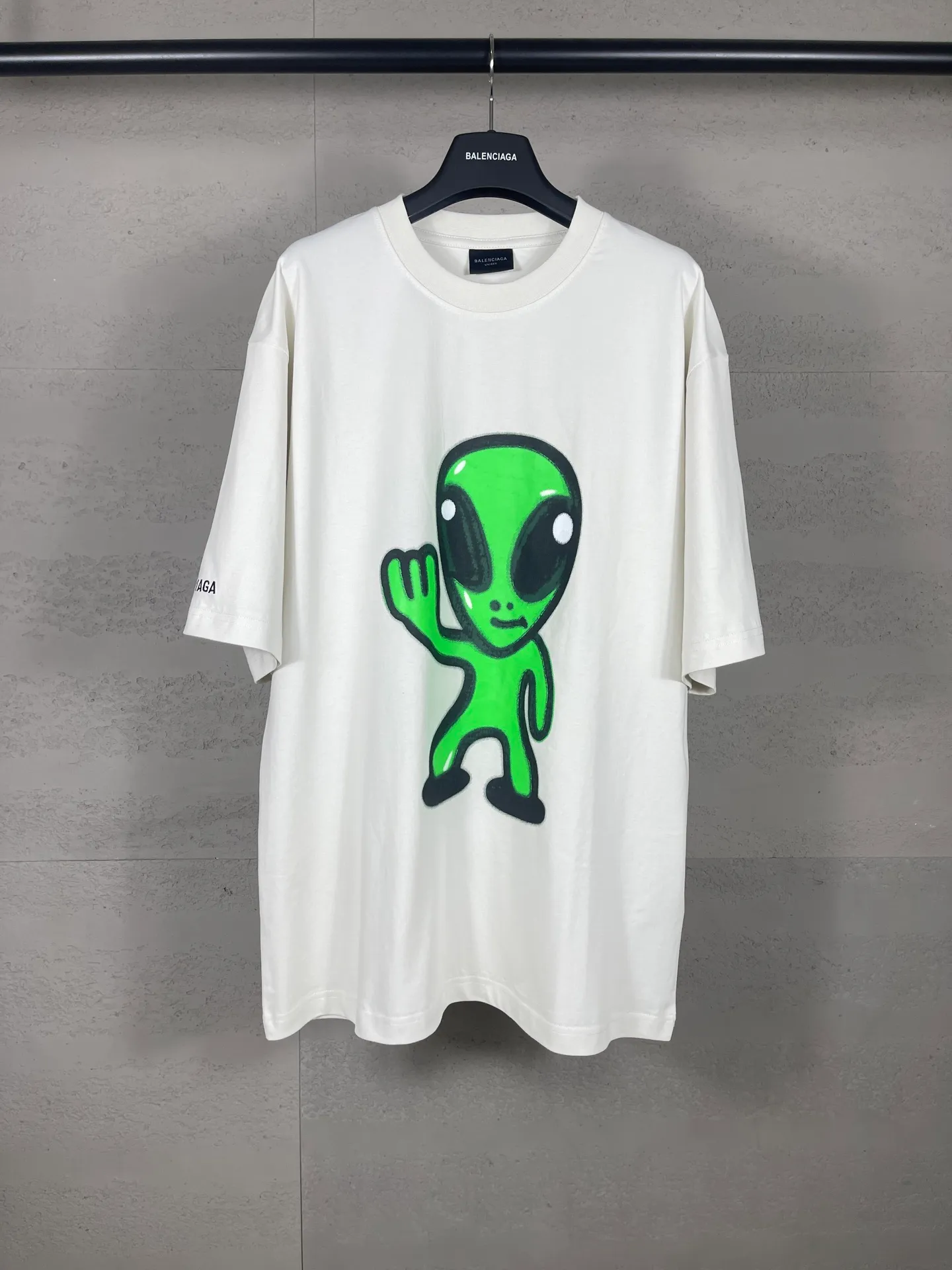 🅿️194 real photos [top version. official website quality] BALENCI*GA/25 new model. The front is directly printed with hithg there + dripley art work + luminous effect, aliens are printed on the front, smiley faces are printed on the back, short-sleeved T-shirt with embroidered letters on the right sleeve # SS25 latest style. Research and development at the first time, different market currencies. Comparisons welcome. The fabric is made of Paris ZP custom-woven and dyed cotton double yarn. Weighing 260 grams, the cloth surface is clean. The cloth pattern is clear, soft and comfortable. The threads are dyed with no color difference. Printing adopts computer direct printing. Jubie market currency. Welcome to compare. The version adopts OS loose shoulder design. Same style for men and women. Code: BL253683 Color: off-white, black, floral gray Size: XS S M L