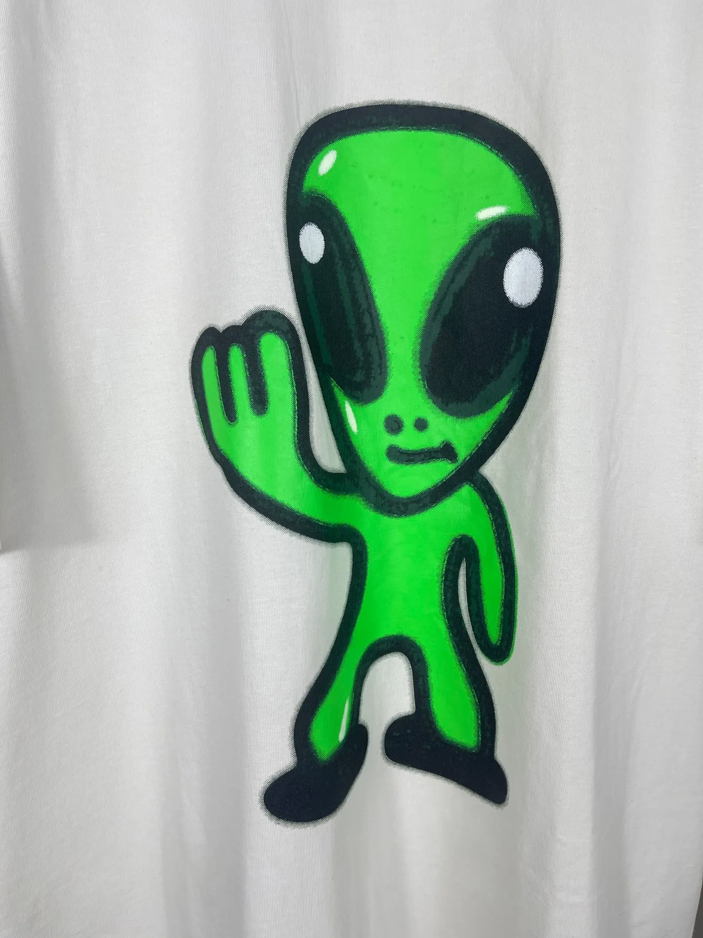 🅿️194 real photos [top version. official website quality] BALENCI*GA/25 new model. The front is directly printed with hithg there + dripley art work + luminous effect, aliens are printed on the front, smiley faces are printed on the back, short-sleeved T-shirt with embroidered letters on the right sleeve # SS25 latest style. Research and development at the first time, different market currencies. Comparisons welcome. The fabric is made of Paris ZP custom-woven and dyed cotton double yarn. Weighing 260 grams, the cloth surface is clean. The cloth pattern is clear, soft and comfortable. The threads are dyed with no color difference. Printing adopts computer direct printing. Jubie market currency. Welcome to compare. The version adopts OS loose shoulder design. Same style for men and women. Code: BL253683 Color: off-white, black, floral gray Size: XS S M L