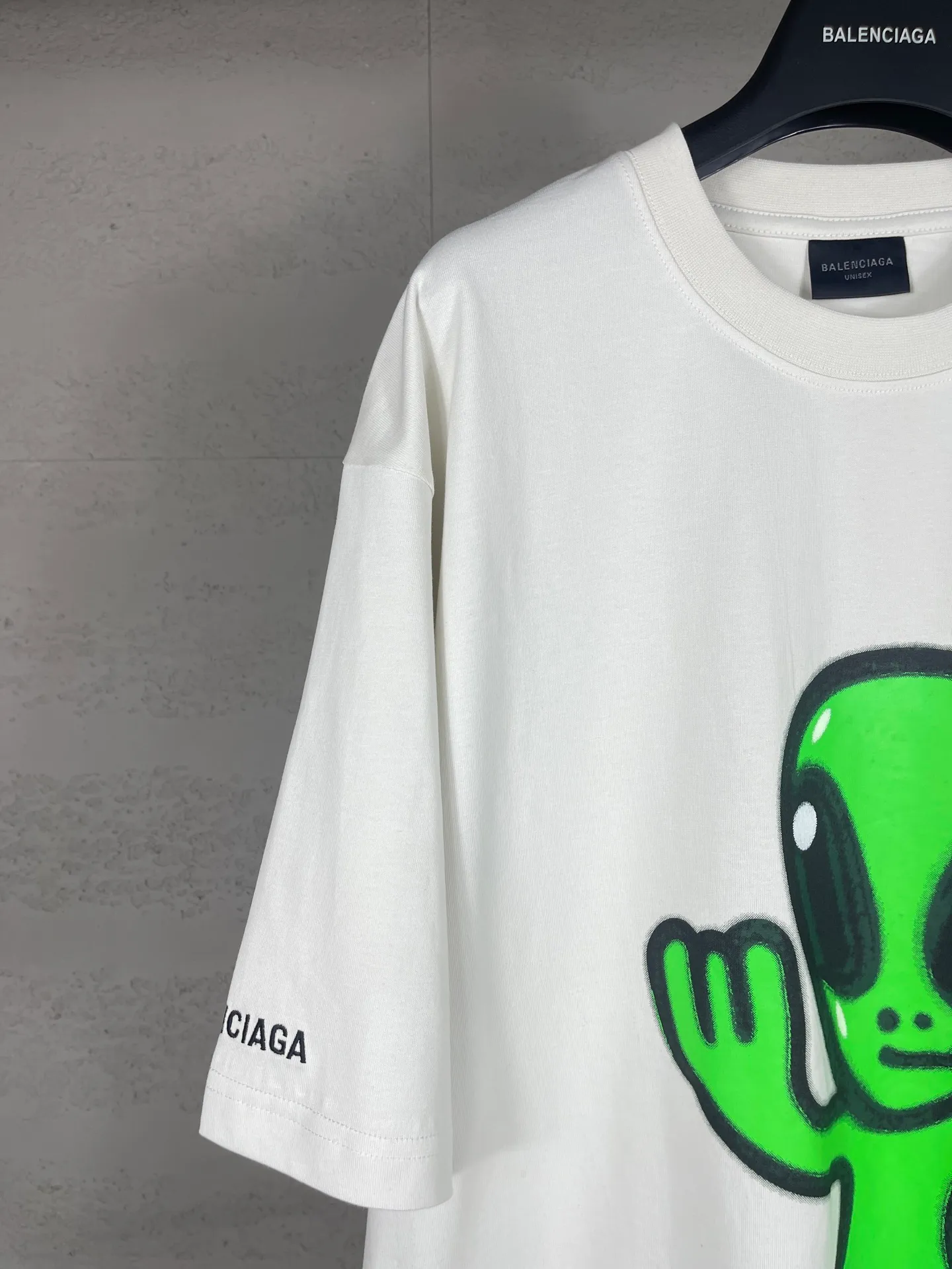 🅿️194 real photos [top version. official website quality] BALENCI*GA/25 new model. The front is directly printed with hithg there + dripley art work + luminous effect, aliens are printed on the front, smiley faces are printed on the back, short-sleeved T-shirt with embroidered letters on the right sleeve # SS25 latest style. Research and development at the first time, different market currencies. Comparisons welcome. The fabric is made of Paris ZP custom-woven and dyed cotton double yarn. Weighing 260 grams, the cloth surface is clean. The cloth pattern is clear, soft and comfortable. The threads are dyed with no color difference. Printing adopts computer direct printing. Jubie market currency. Welcome to compare. The version adopts OS loose shoulder design. Same style for men and women. Code: BL253683 Color: off-white, black, floral gray Size: XS S M L
