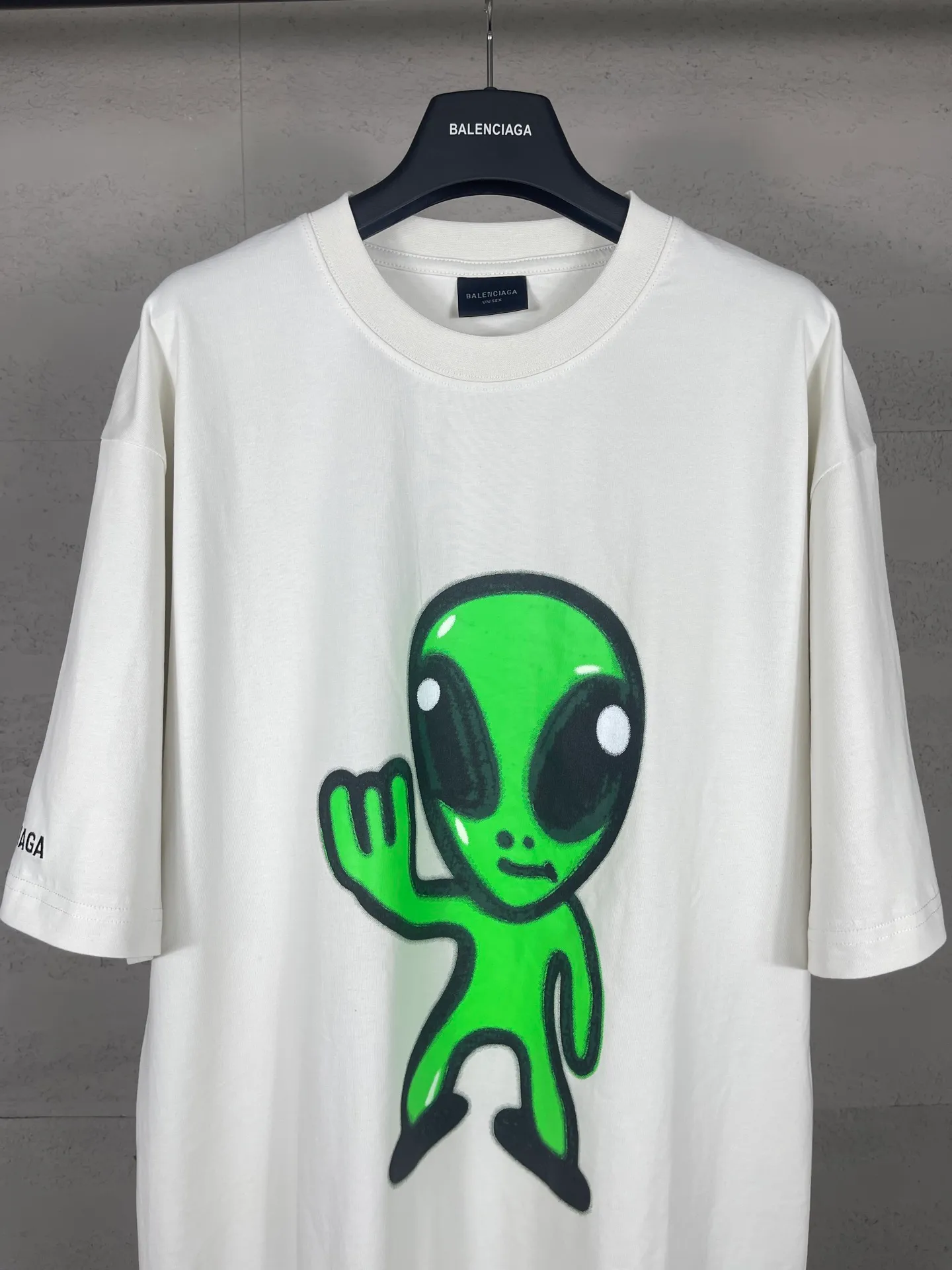 🅿️194 real photos [top version. official website quality] BALENCI*GA/25 new model. The front is directly printed with hithg there + dripley art work + luminous effect, aliens are printed on the front, smiley faces are printed on the back, short-sleeved T-shirt with embroidered letters on the right sleeve # SS25 latest style. Research and development at the first time, different market currencies. Comparisons welcome. The fabric is made of Paris ZP custom-woven and dyed cotton double yarn. Weighing 260 grams, the cloth surface is clean. The cloth pattern is clear, soft and comfortable. The threads are dyed with no color difference. Printing adopts computer direct printing. Jubie market currency. Welcome to compare. The version adopts OS loose shoulder design. Same style for men and women. Code: BL253683 Color: off-white, black, floral gray Size: XS S M L
