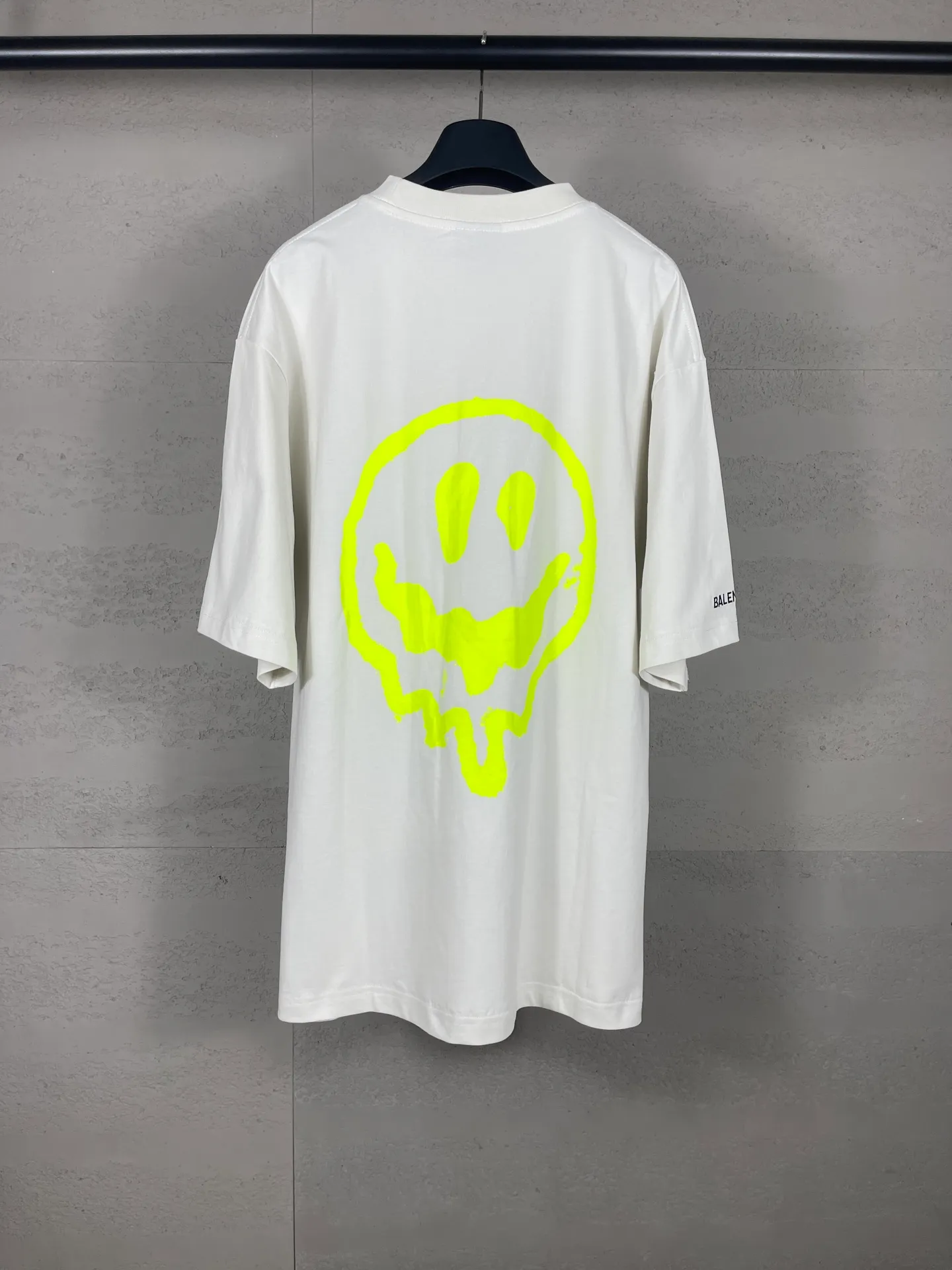 🅿️194 real photos [top version. official website quality] BALENCI*GA/25 new model. The front is directly printed with hithg there + dripley art work + luminous effect, aliens are printed on the front, smiley faces are printed on the back, short-sleeved T-shirt with embroidered letters on the right sleeve # SS25 latest style. Research and development at the first time, different market currencies. Comparisons welcome. The fabric is made of Paris ZP custom-woven and dyed cotton double yarn. Weighing 260 grams, the cloth surface is clean. The cloth pattern is clear, soft and comfortable. The threads are dyed with no color difference. Printing adopts computer direct printing. Jubie market currency. Welcome to compare. The version adopts OS loose shoulder design. Same style for men and women. Code: BL253683 Color: off-white, black, floral gray Size: XS S M L