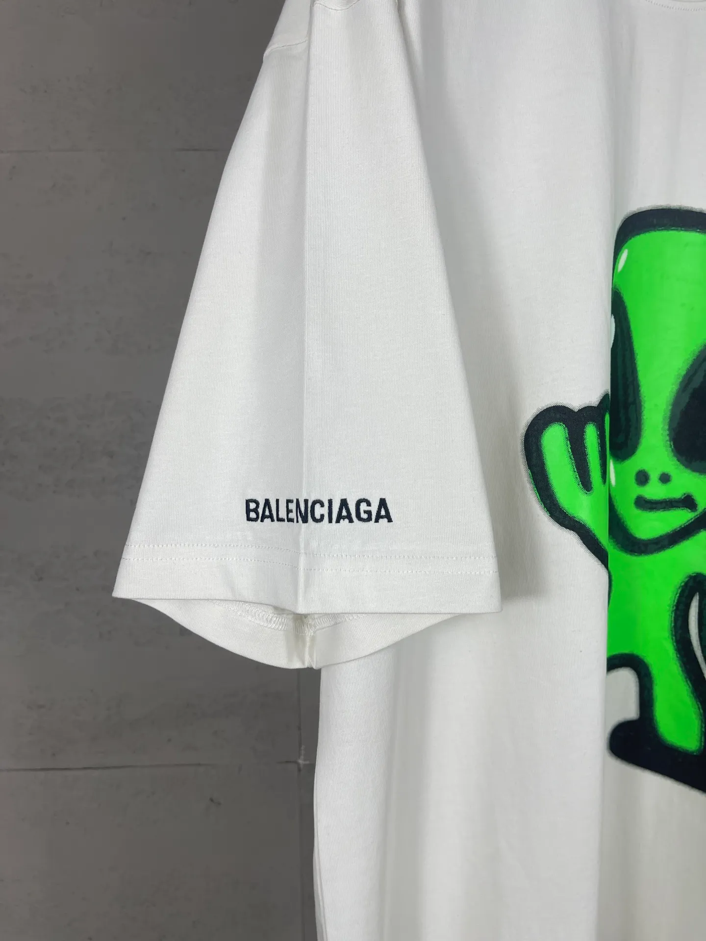 🅿️194 real photos [top version. official website quality] BALENCI*GA/25 new model. The front is directly printed with hithg there + dripley art work + luminous effect, aliens are printed on the front, smiley faces are printed on the back, short-sleeved T-shirt with embroidered letters on the right sleeve # SS25 latest style. Research and development at the first time, different market currencies. Comparisons welcome. The fabric is made of Paris ZP custom-woven and dyed cotton double yarn. Weighing 260 grams, the cloth surface is clean. The cloth pattern is clear, soft and comfortable. The threads are dyed with no color difference. Printing adopts computer direct printing. Jubie market currency. Welcome to compare. The version adopts OS loose shoulder design. Same style for men and women. Code: BL253683 Color: off-white, black, floral gray Size: XS S M L