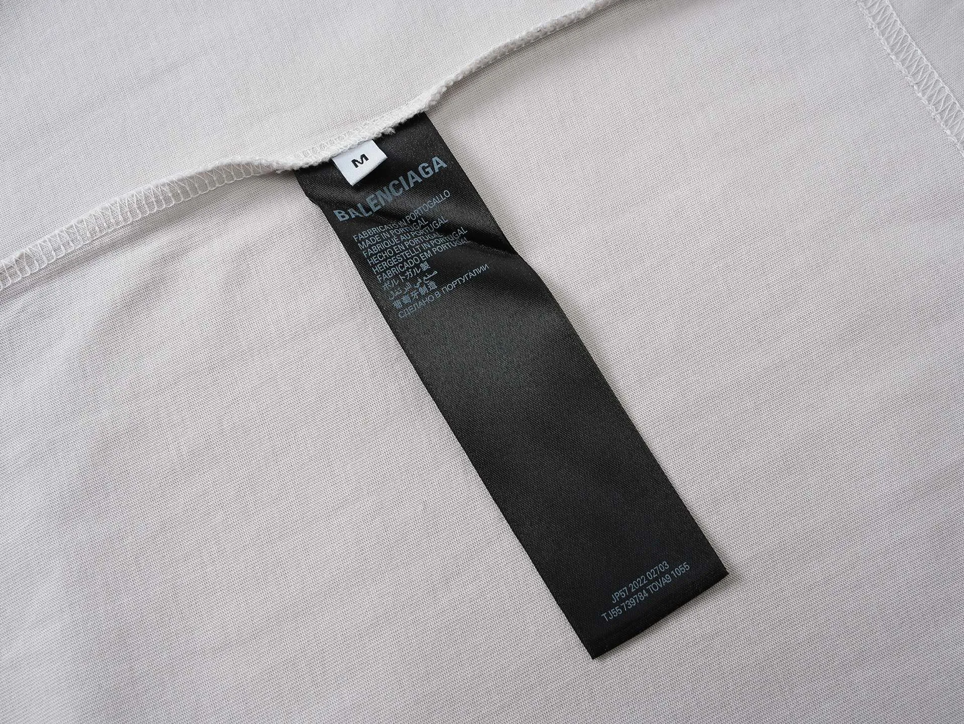 🅿️186 Note: Women’s version, real photos [Top version. Official website quality] BALENCI*GA/Paris #SS25 new short-sleeved T-shirt with LUXURY chest letter patch embroidery on the front. 2025 spring and summer brick cabinet synchronization welcomes comparison. The fabric is made of Paris ZP custom-woven and dyed cotton double yarn, weighing 260 grams. The cloth surface is clean. The cloth pattern is clear, soft and comfortable. The threads are dyed with no color difference. The letter LOGO is embroidered using imported Tajima embroidery machine. The letters are clear and the effect is three-dimensional. Restore the brick cabinet, adopt the medium version. Female version Code: BL253733 Color: blue, gray Size: XS S M L