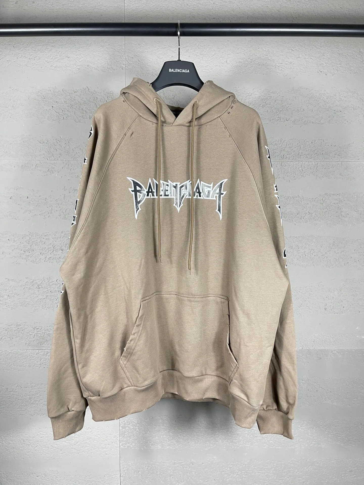 🅿️316 real photos [Top version. Official website quality] BALENCI*GA/Paris. Classic style. 23SS#BALENCI*GA# Ready-to-wear distressed. Hand-worn. Hand-painted, limited edition rock band printed hooded long-sleeved sweatshirt. Synchronized with brick cabinets in autumn and winter. The fabric is made of Paris ZP custom-woven and dyed cotton sweatshirt, with a net weight of 450 grams. The cloth surface is clean. The cloth pattern is clear, soft and comfortable. The threads are woven and dyed with no color difference. The classic letter LOGO uses precision stencils, imported environmentally friendly rubber paddles, and crackle printing, with a three-dimensional effect. The hem is hand-painted, restoring the brick cabinet, and the version adopts the OS loose shoulder style. Same style for men and women. Code: BL238057 Color: black, coffee, beige. Size: XS S M L