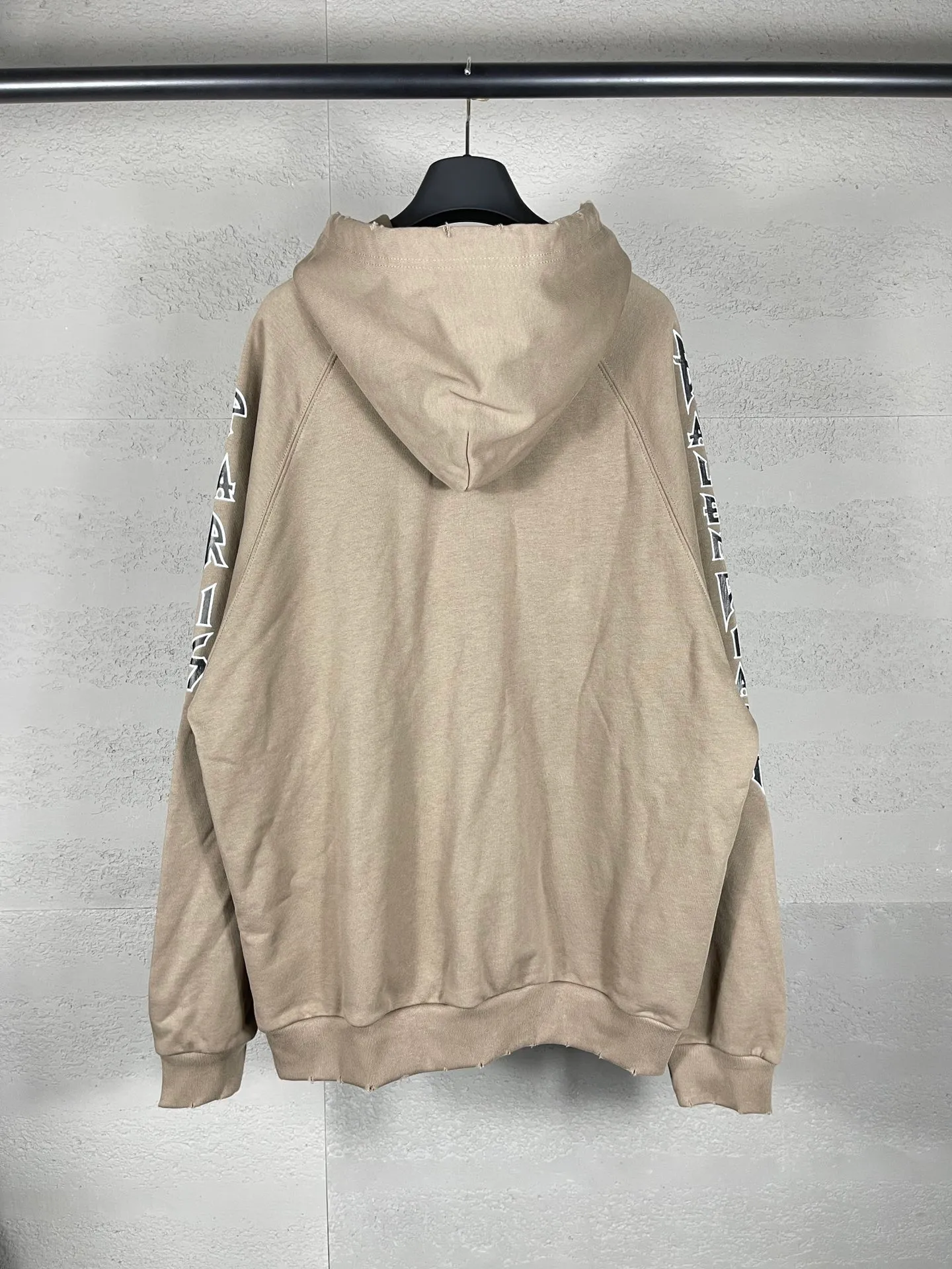 🅿️316 real photos [Top version. Official website quality] BALENCI*GA/Paris. Classic style. 23SS#BALENCI*GA# Ready-to-wear distressed. Hand-worn. Hand-painted, limited edition rock band printed hooded long-sleeved sweatshirt. Synchronized with brick cabinets in autumn and winter. The fabric is made of Paris ZP custom-woven and dyed cotton sweatshirt, with a net weight of 450 grams. The cloth surface is clean. The cloth pattern is clear, soft and comfortable. The threads are woven and dyed with no color difference. The classic letter LOGO uses precision stencils, imported environmentally friendly rubber paddles, and crackle printing, with a three-dimensional effect. The hem is hand-painted, restoring the brick cabinet, and the version adopts the OS loose shoulder style. Same style for men and women. Code: BL238057 Color: black, coffee, beige. Size: XS S M L