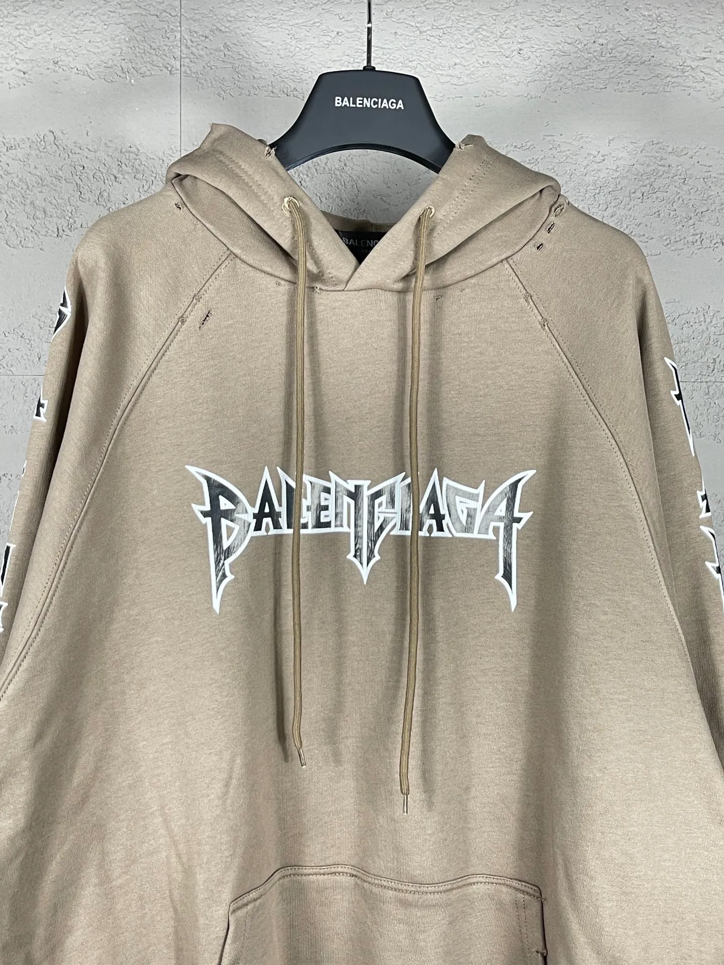 🅿️316 real photos [Top version. Official website quality] BALENCI*GA/Paris. Classic style. 23SS#BALENCI*GA# Ready-to-wear distressed. Hand-worn. Hand-painted, limited edition rock band printed hooded long-sleeved sweatshirt. Synchronized with brick cabinets in autumn and winter. The fabric is made of Paris ZP custom-woven and dyed cotton sweatshirt, with a net weight of 450 grams. The cloth surface is clean. The cloth pattern is clear, soft and comfortable. The threads are woven and dyed with no color difference. The classic letter LOGO uses precision stencils, imported environmentally friendly rubber paddles, and crackle printing, with a three-dimensional effect. The hem is hand-painted, restoring the brick cabinet, and the version adopts the OS loose shoulder style. Same style for men and women. Code: BL238057 Color: black, coffee, beige. Size: XS S M L