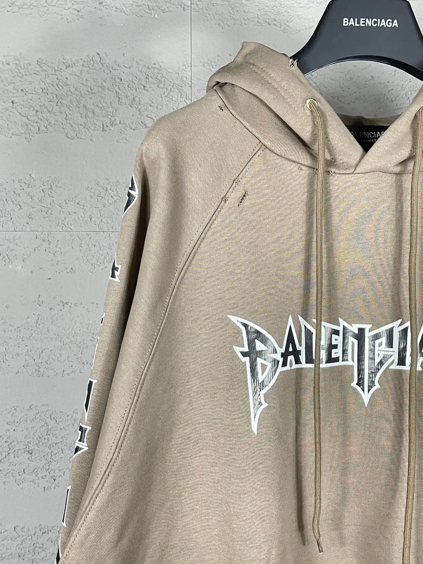 🅿️316 real photos [Top version. Official website quality] BALENCI*GA/Paris. Classic style. 23SS#BALENCI*GA# Ready-to-wear distressed. Hand-worn. Hand-painted, limited edition rock band printed hooded long-sleeved sweatshirt. Synchronized with brick cabinets in autumn and winter. The fabric is made of Paris ZP custom-woven and dyed cotton sweatshirt, with a net weight of 450 grams. The cloth surface is clean. The cloth pattern is clear, soft and comfortable. The threads are woven and dyed with no color difference. The classic letter LOGO uses precision stencils, imported environmentally friendly rubber paddles, and crackle printing, with a three-dimensional effect. The hem is hand-painted, restoring the brick cabinet, and the version adopts the OS loose shoulder style. Same style for men and women. Code: BL238057 Color: black, coffee, beige. Size: XS S M L